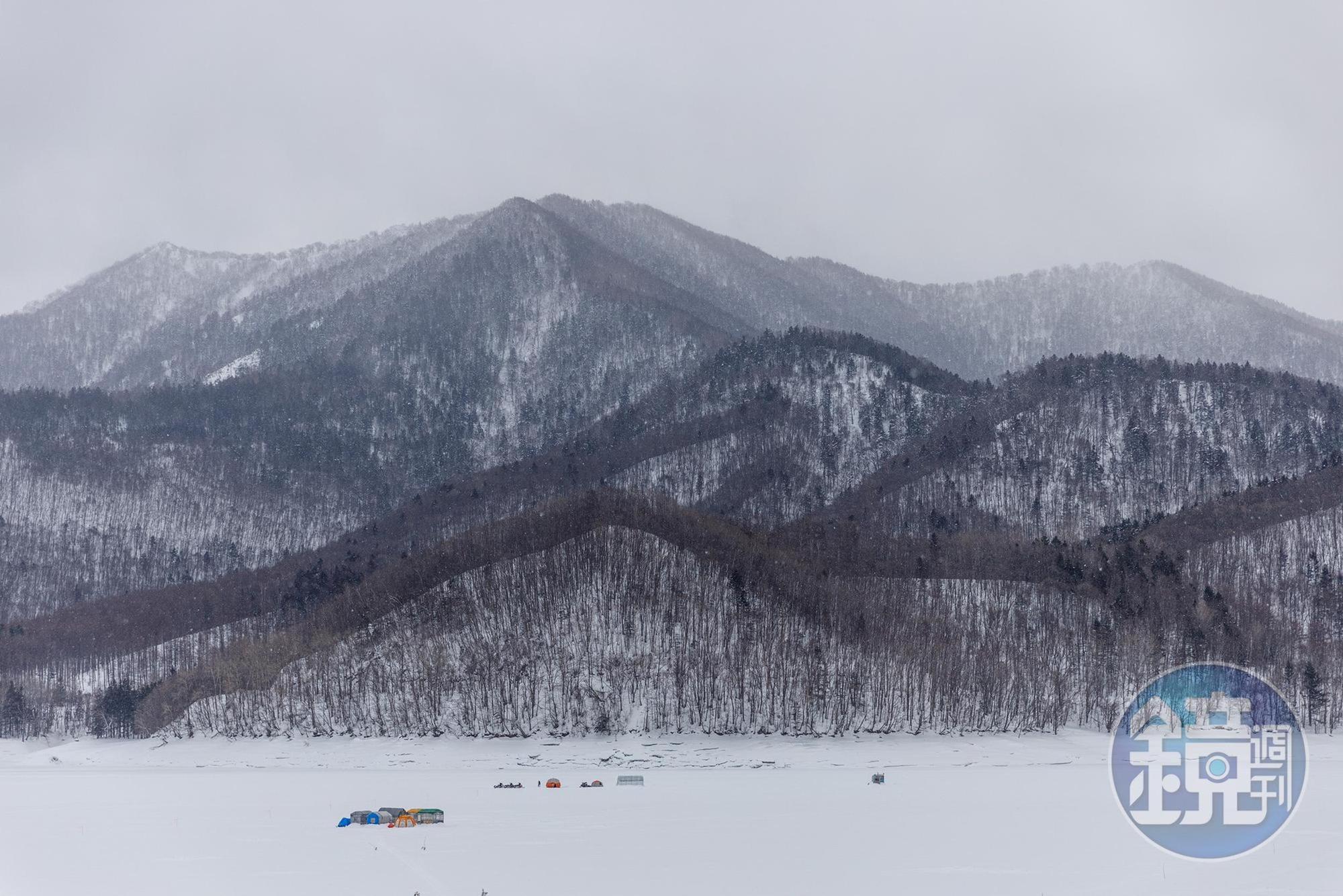 飄雪時的金山湖就像是一幅充滿詩意的水墨畫。