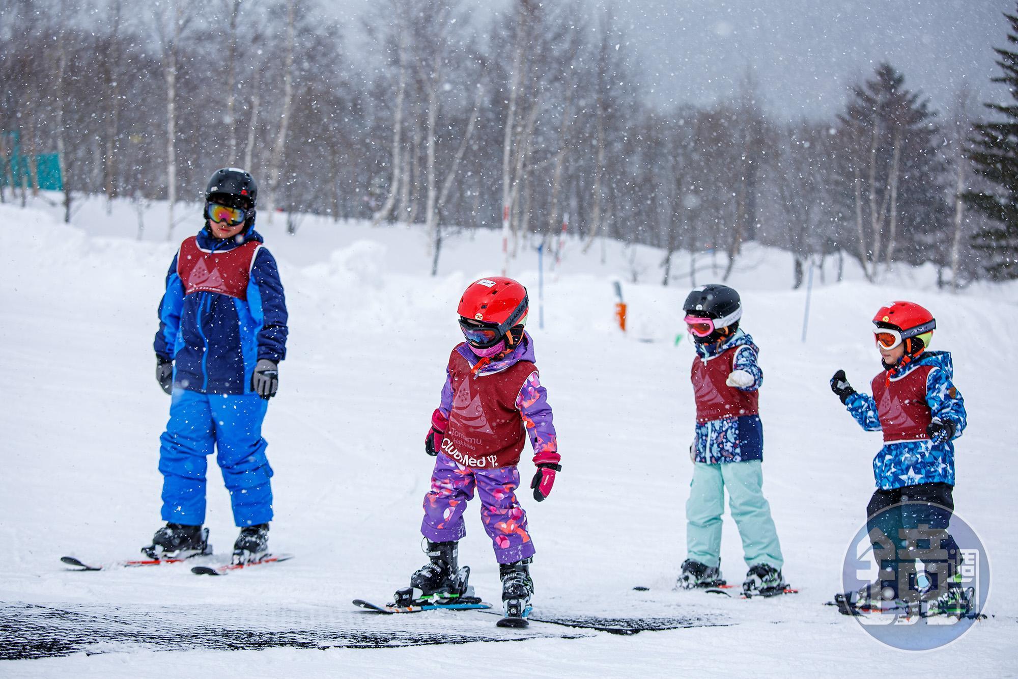 4歲以上兒童可參加滑雪雙板課程，8歲以上就能選擇雙板課程。