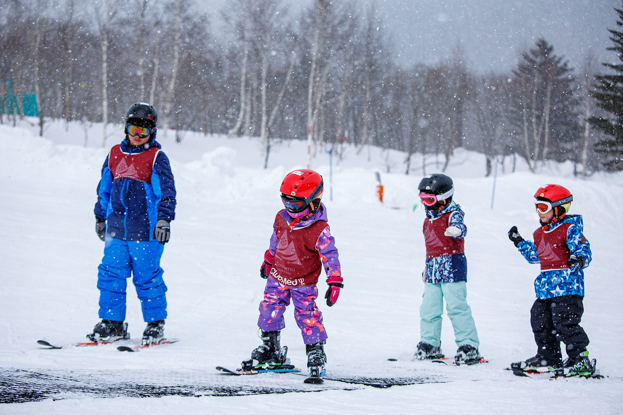 4歲以上兒童可參加滑雪雙板課程,8歲以上就能選擇雙板課程。