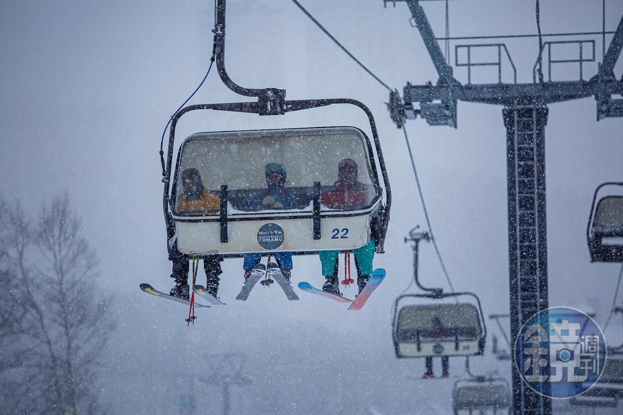 Tomamu雪場共有纜車1座、吊椅5座，並有29條涵蓋黑色、藍色與綠色及初學者等各種等級滑雪道。