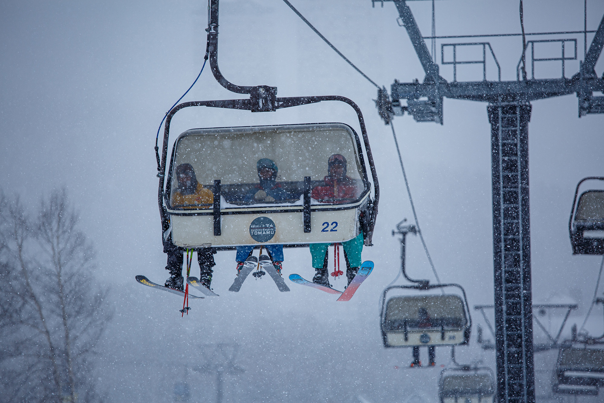 Tomamu雪場共有纜車1座、吊椅5座,並有29條涵蓋黑色、藍色與綠色及初學者等各種等級滑雪道。