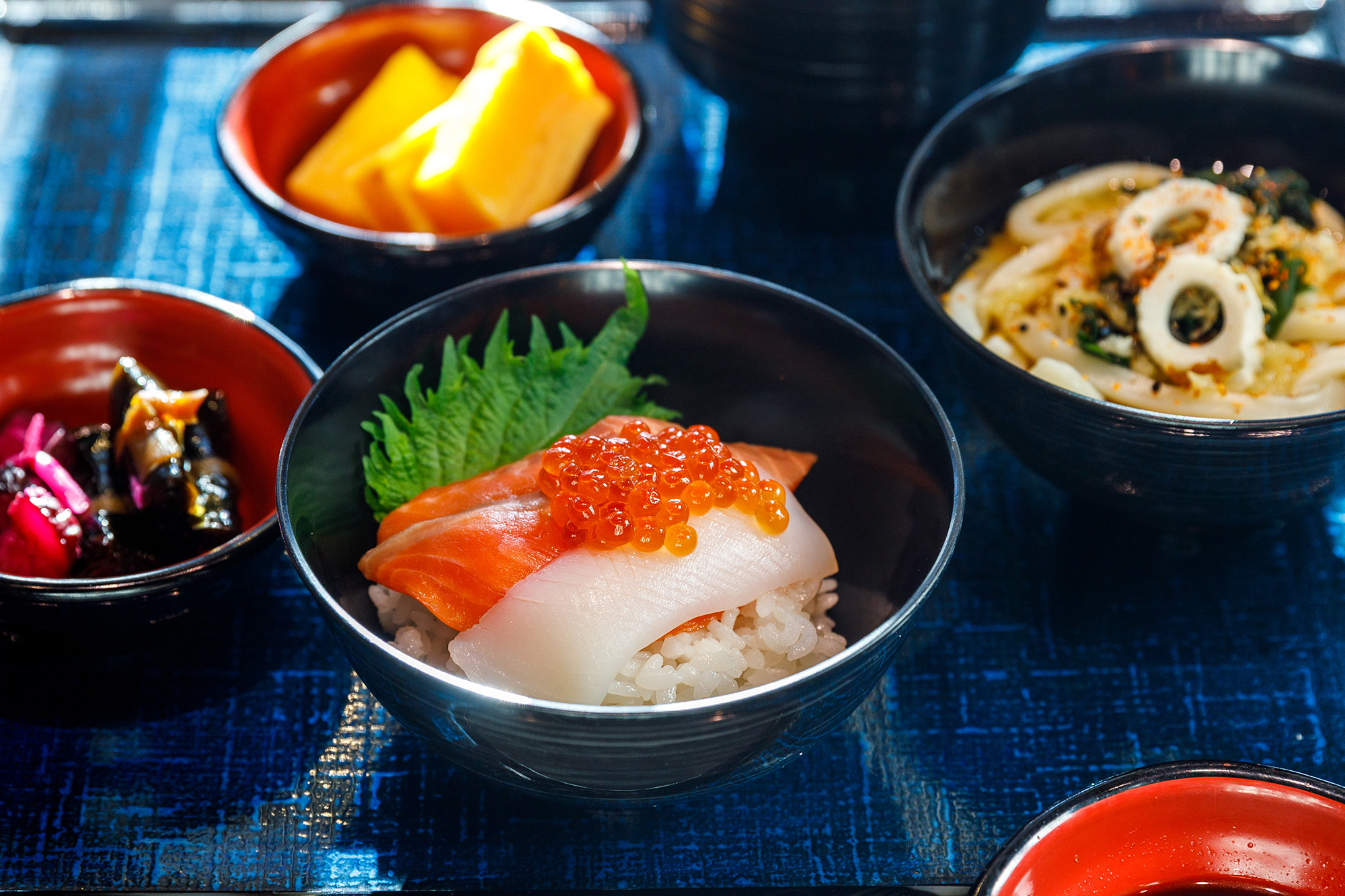 對於生魚片控，早餐用新鮮美味生魚片蓋飯開啟一天，絕對是必須的儀式。