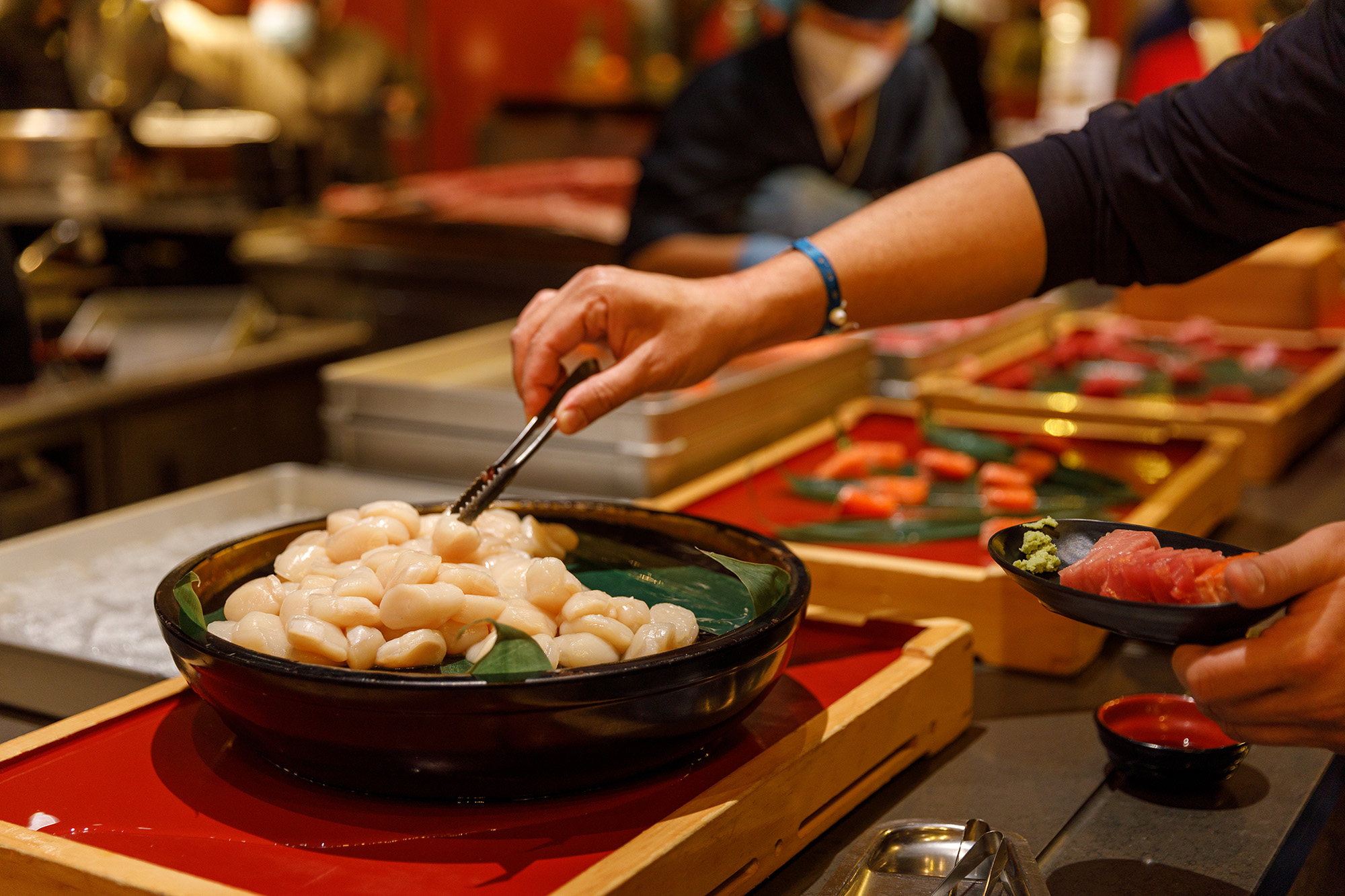 除了鮪魚生魚片，還能品嘗到鮭魚、花枝、紅甘魚或干貝等生魚片。