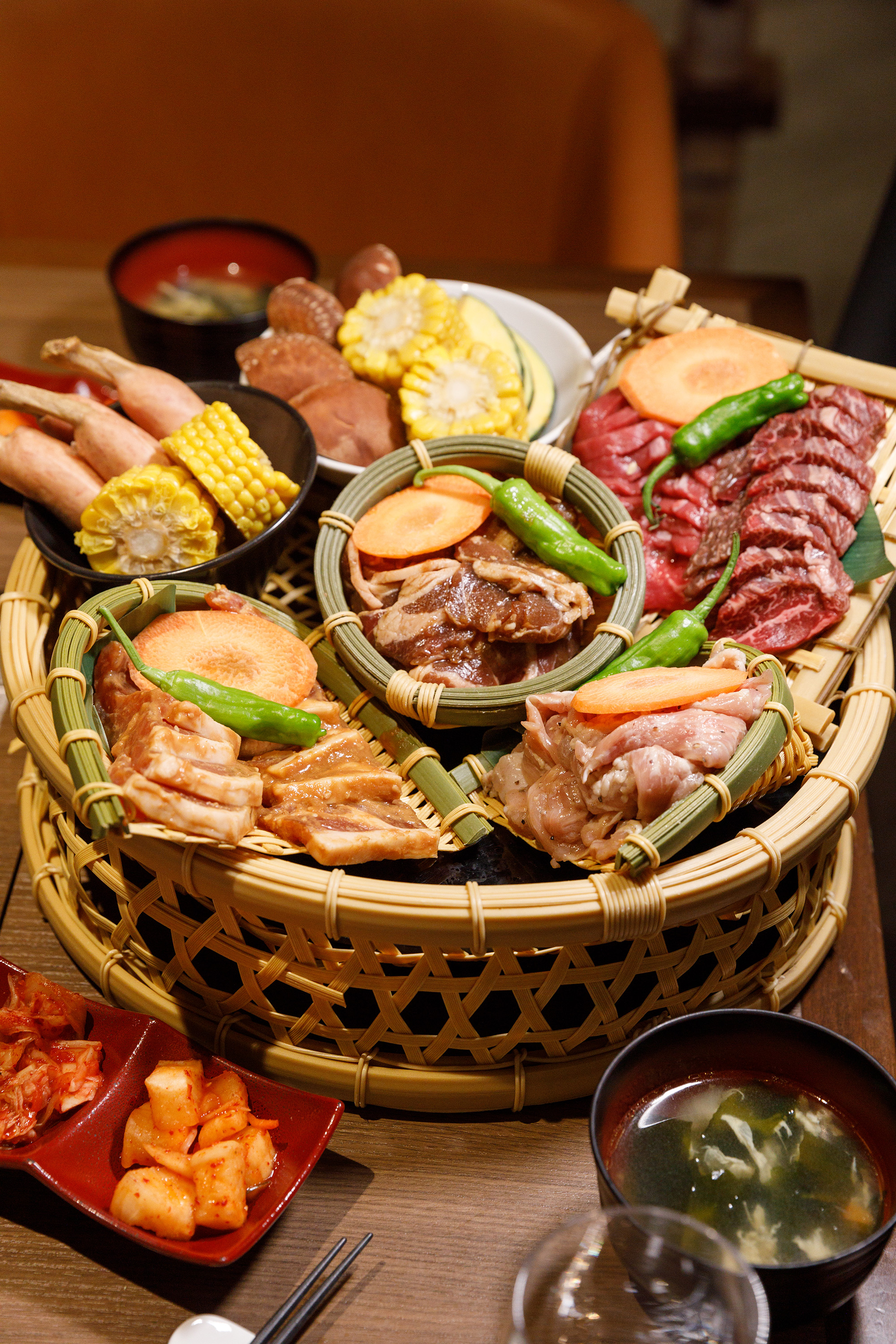免費供應的「綜合肉類拼盤」，涵蓋牛羊豬雞等豐富食材，分量相當有誠意。