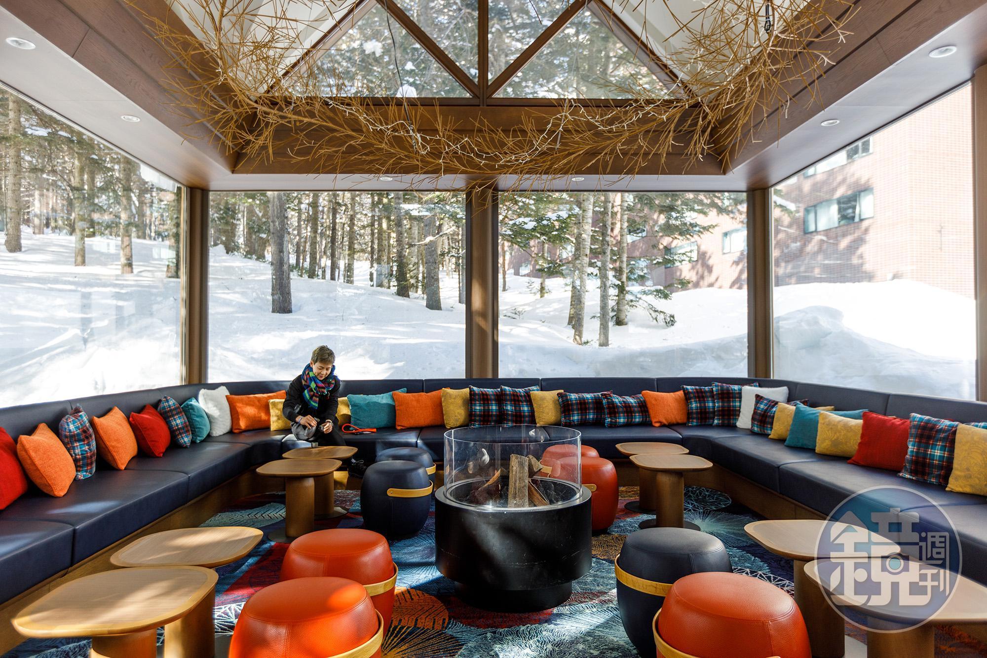 The Nest堪稱是Club Med Tomamu的大人祕境,除了20歲以上才能入內,超大ㄇ字環景窗更將周圍浪漫潔白的絕美雪景盡收眼底。