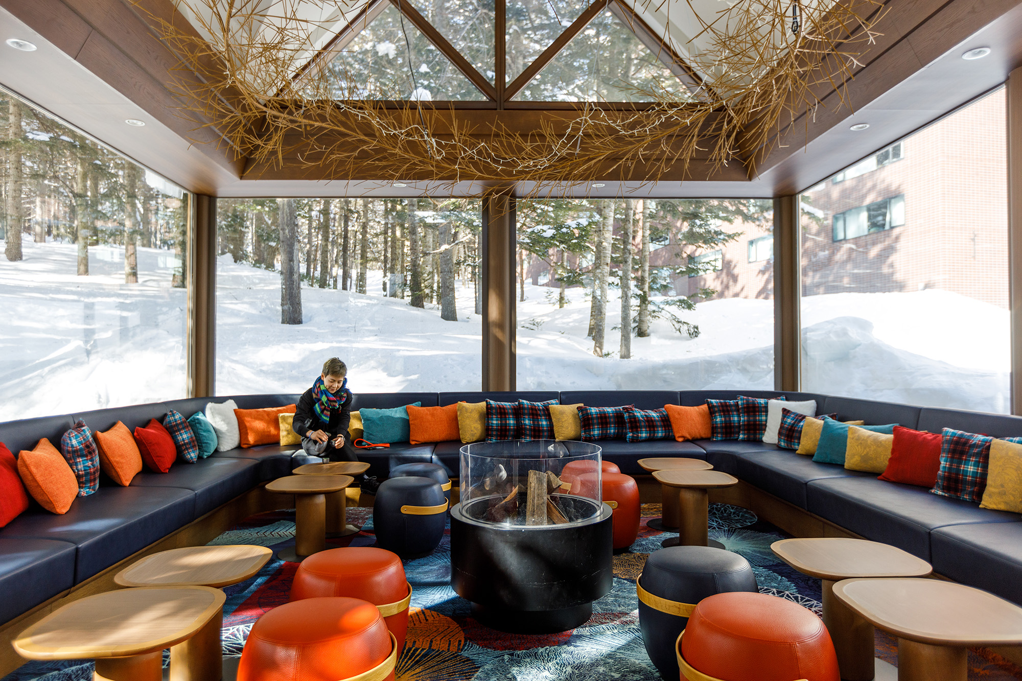 The Nest堪稱是Club Med Tomamu的大人祕境，除了20歲以上才能入內，超大ㄇ字環景窗更將周圍浪漫潔白的絕美雪景盡收眼底。