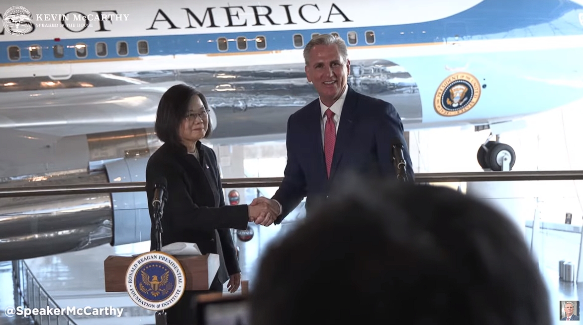 總統蔡英文與美國眾議長麥卡錫在加州雷根圖書館會晤後，共同對外發表演說。（翻攝自YouTube  Speaker Kevin McCarthy）