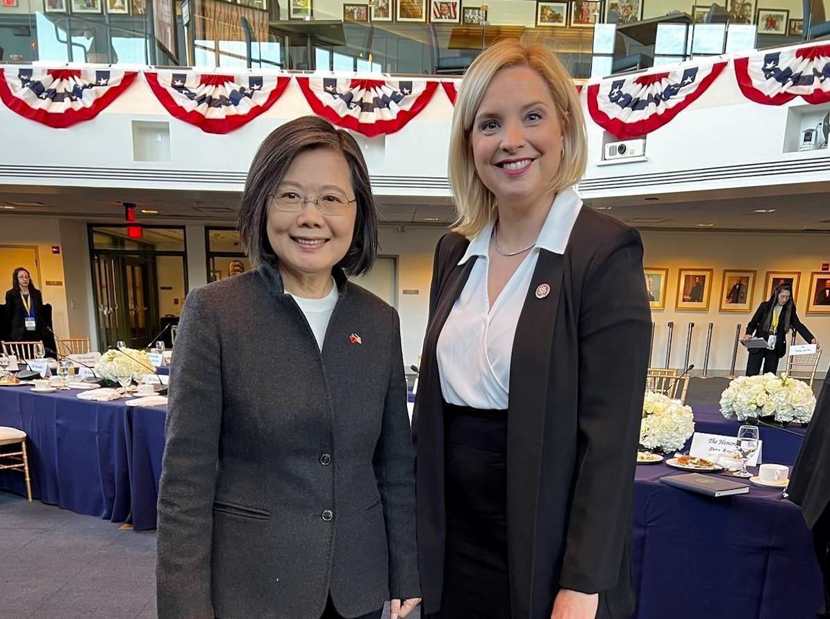 美眾議員辛森(右)不甩中國警告,與總統蔡英文會面後放上合照展現對台灣的支持。(翻攝自Twitter @RepAshleyHinson)