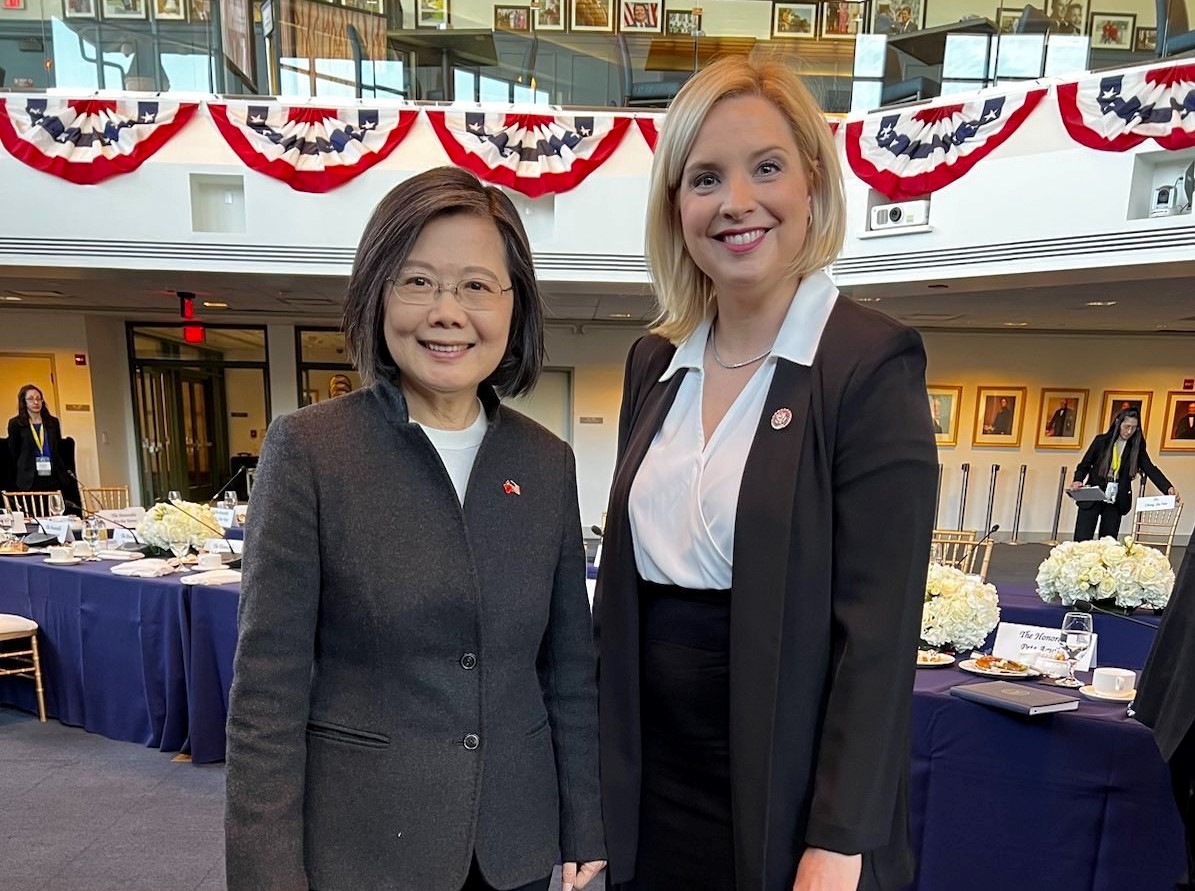 美眾議員辛森（右）不甩中國警告，與總統蔡英文會面後放上合照展現對台灣的支持。（翻攝自Twitter @RepAshleyHinson）