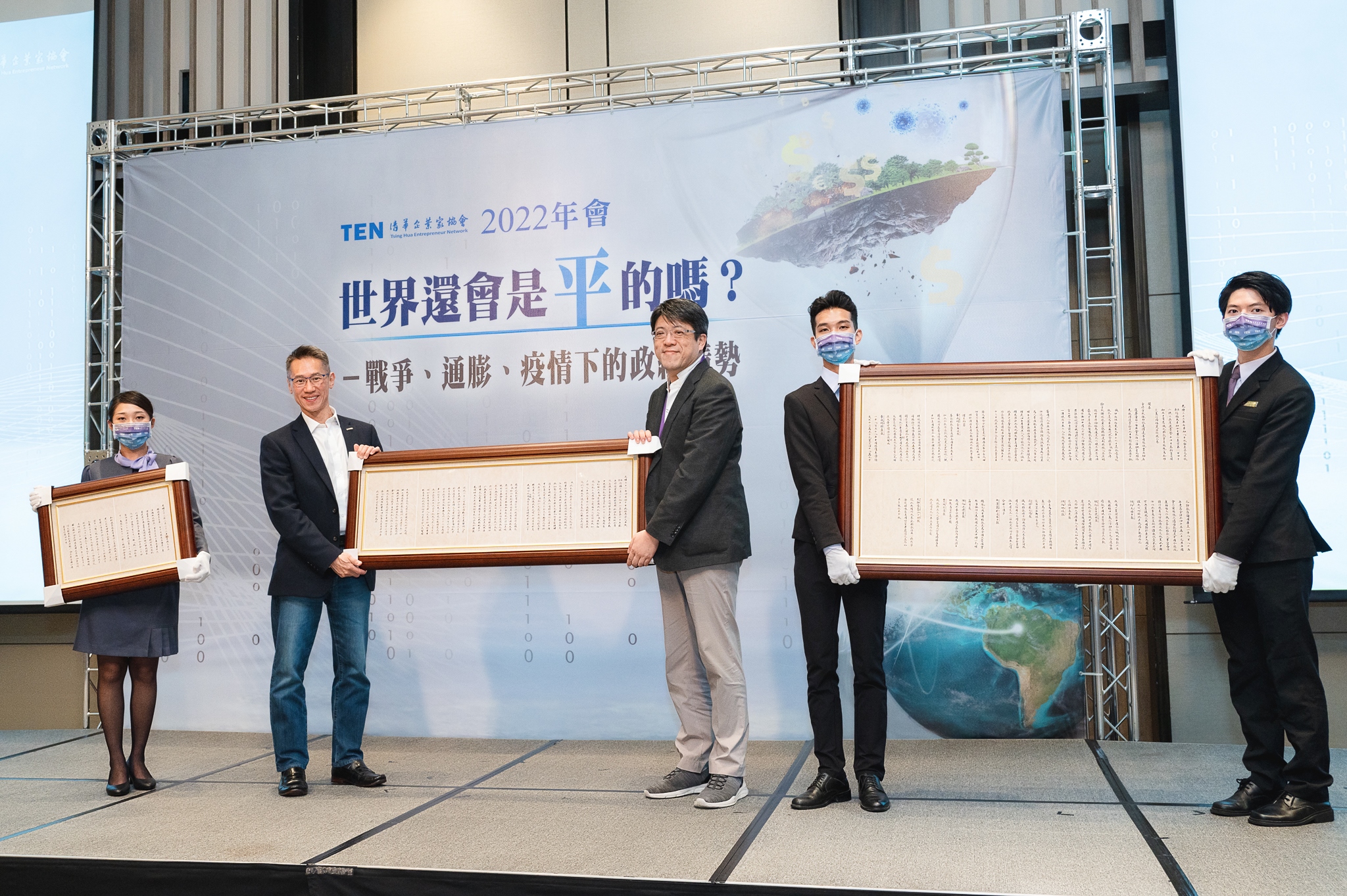 清華企業家協會購得庚款興學文件的複印件,放大裱框致贈母校。(清華大學提供)