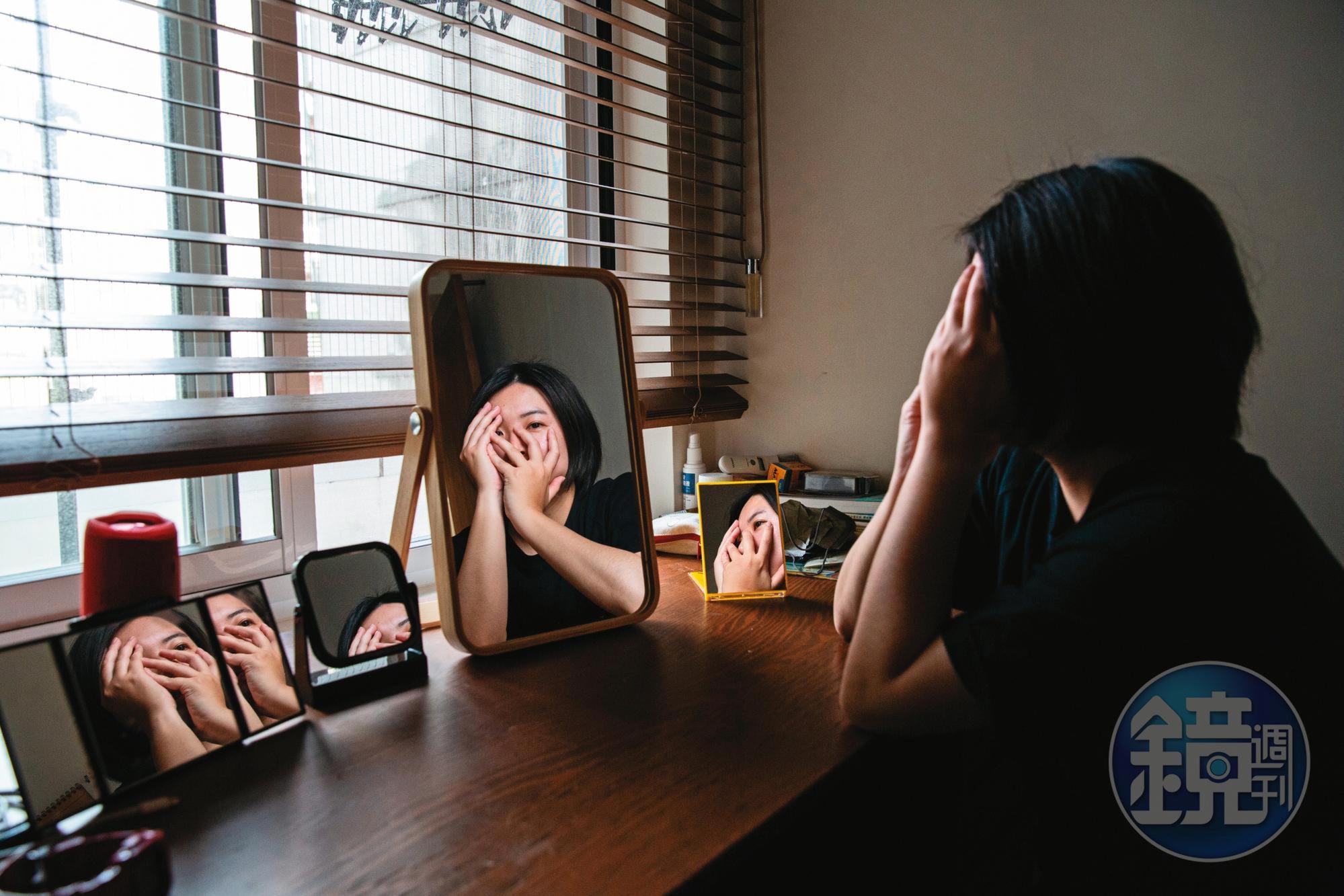 社群媒體使用者因社會比較而帶來焦慮感,降低自我肯定,2021年9月,《華爾街日報》報導社群媒體Instagram內部的研究顯示,1/3的青少女因IG而有更嚴重的身體形象問題(body image issues)。
