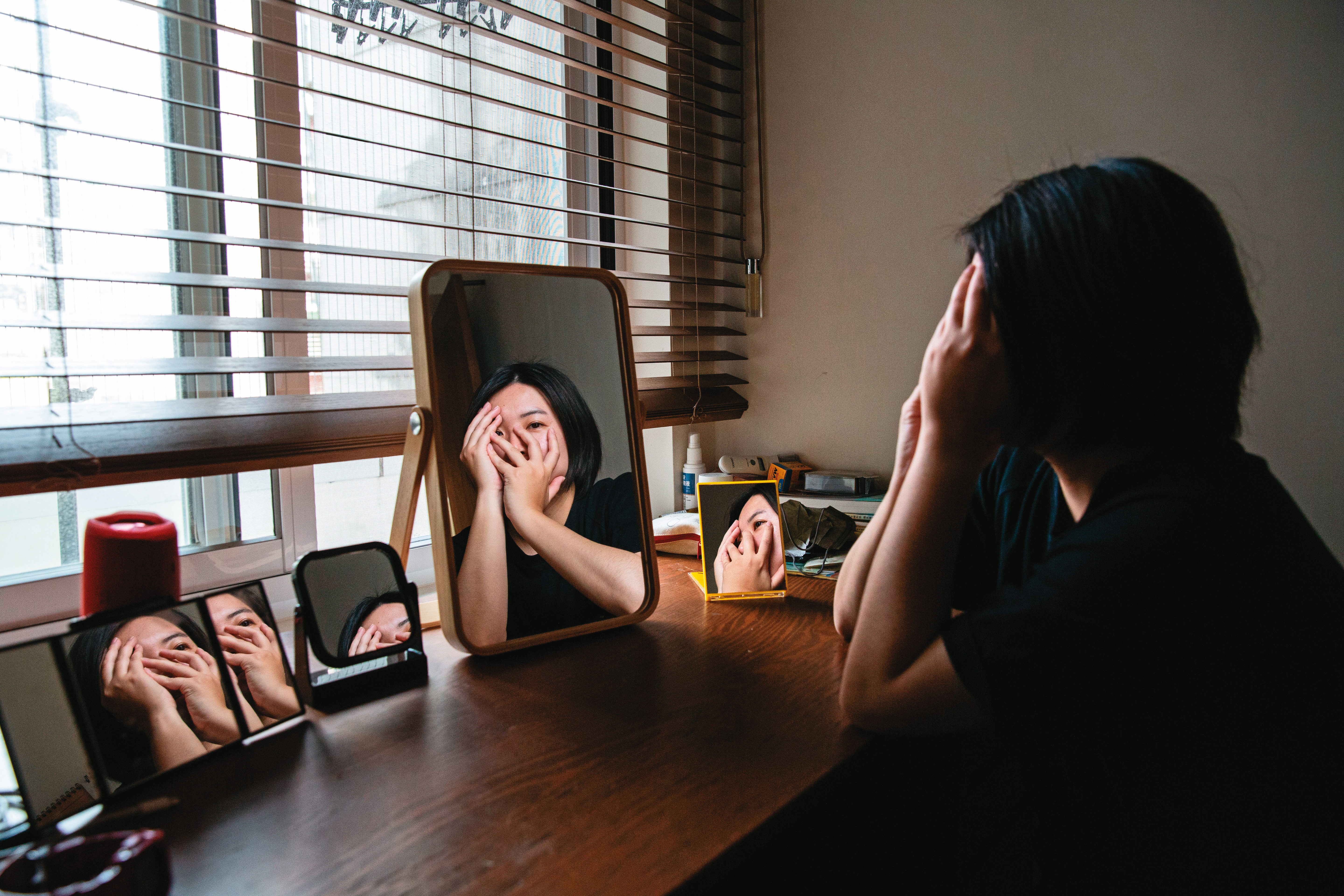 社群媒體使用者因社會比較而帶來焦慮感，降低自我肯定，2021年9月，《華爾街日報》報導社群媒體Instagram內部的研究顯示，1/3的青少女因IG而有更嚴重的身體形象問題（body image issues）。