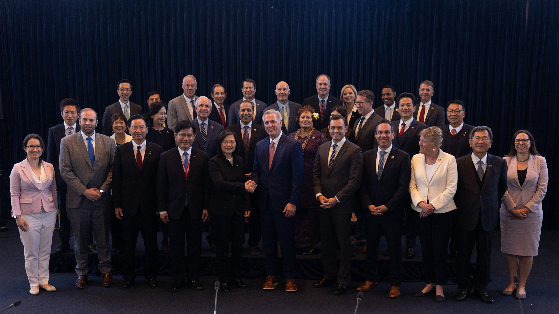 我國總統蔡英文（下排左5）與美國眾議院議長麥卡錫（下排右6）歷史性會晤，引來中共跳腳不滿。（翻攝自@SpeakerMcCarthy Twitter）