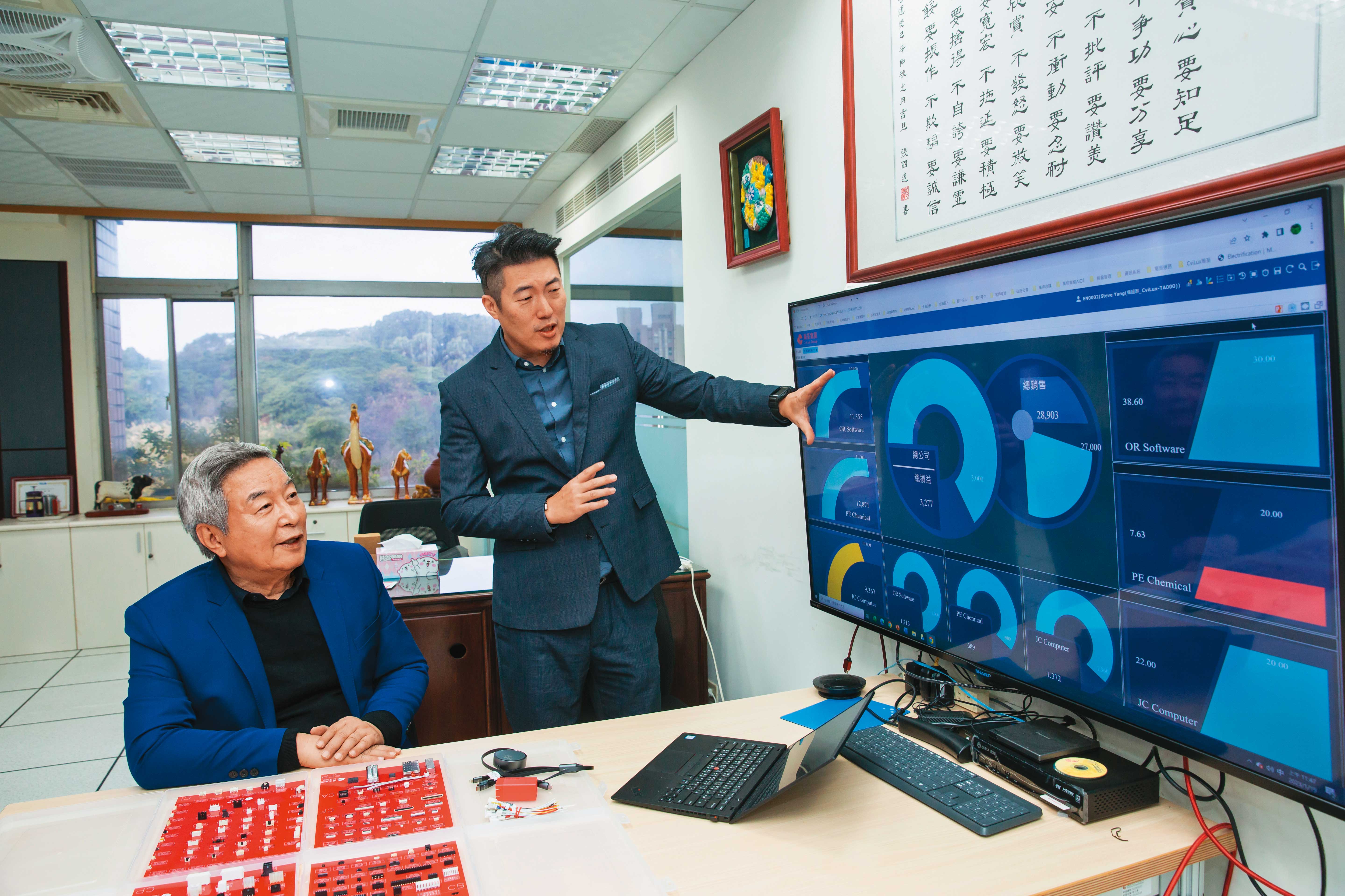 執行長楊奕康（右）平常管理大陸廠，難得因尾牙回台，忙著與父親楊超群（左）討論公司營收與銷量。