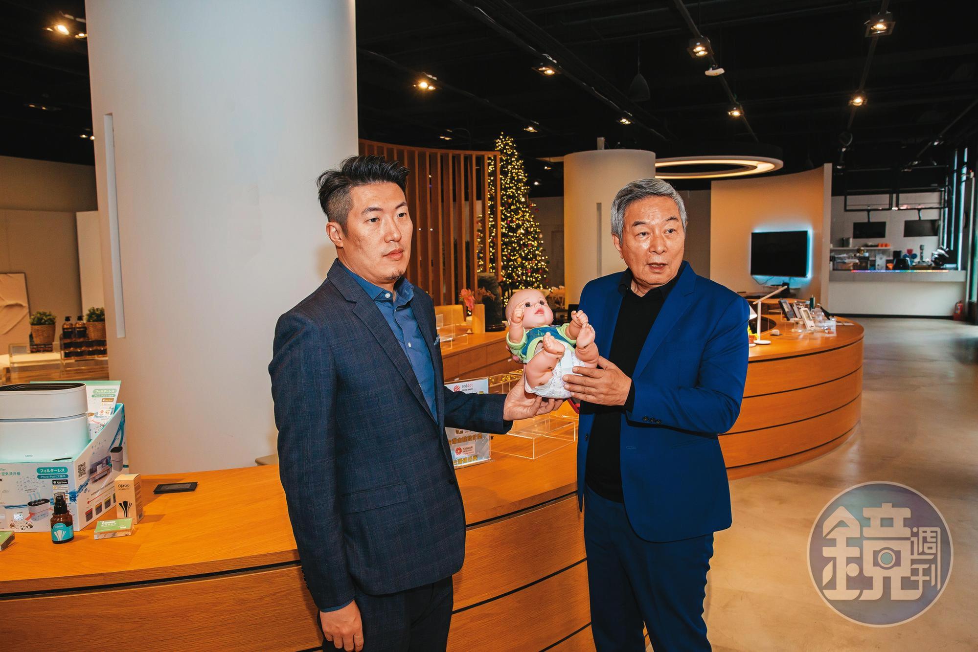 楊超群(右)與兒子楊奕康(左)著重發展自有品牌O’pro9,獨家開發尿濕感應器,可偵測尿布濕度,以手機APP通知父母。