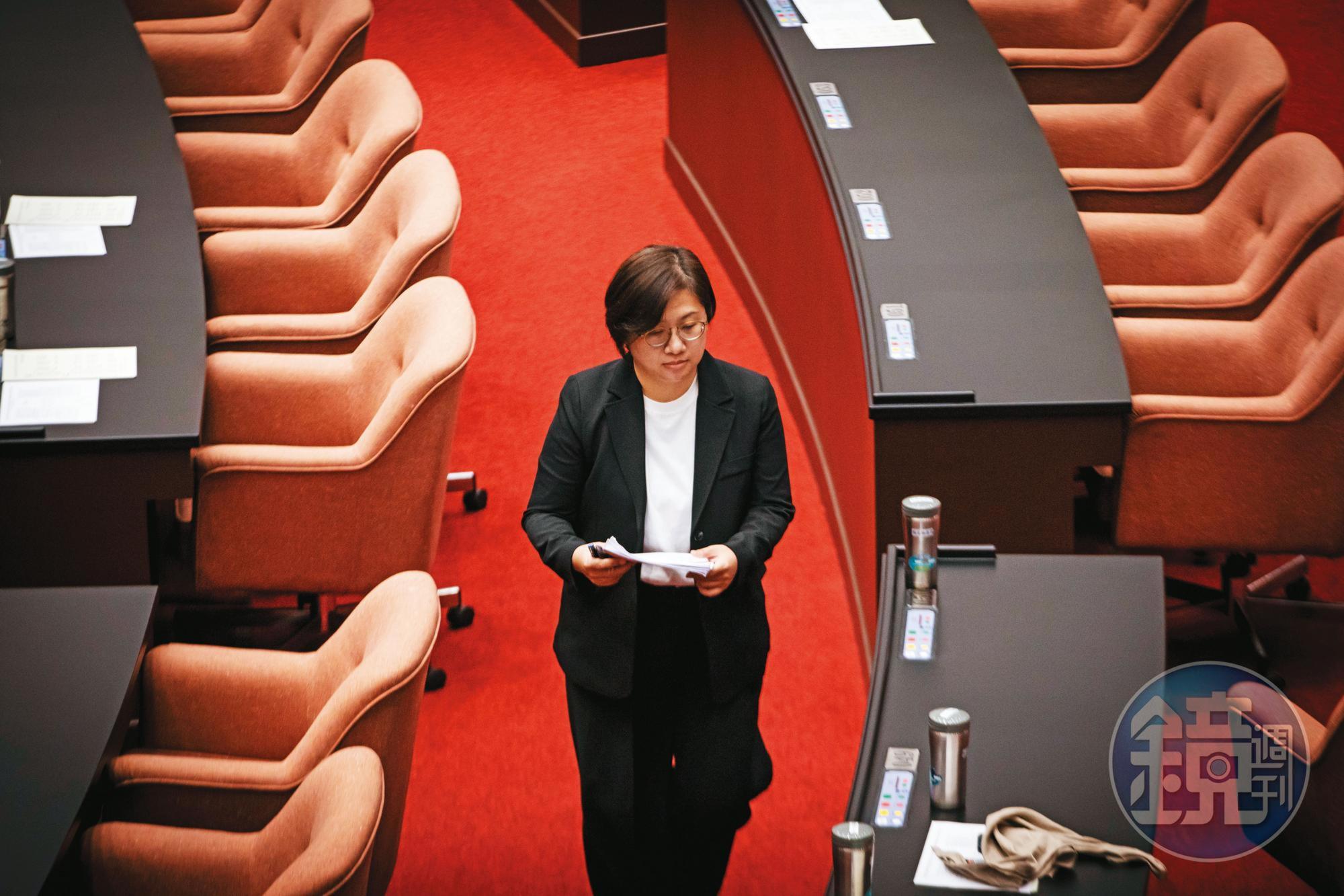 陳培瑜當老師是孩子王,現在是立法院的新人。