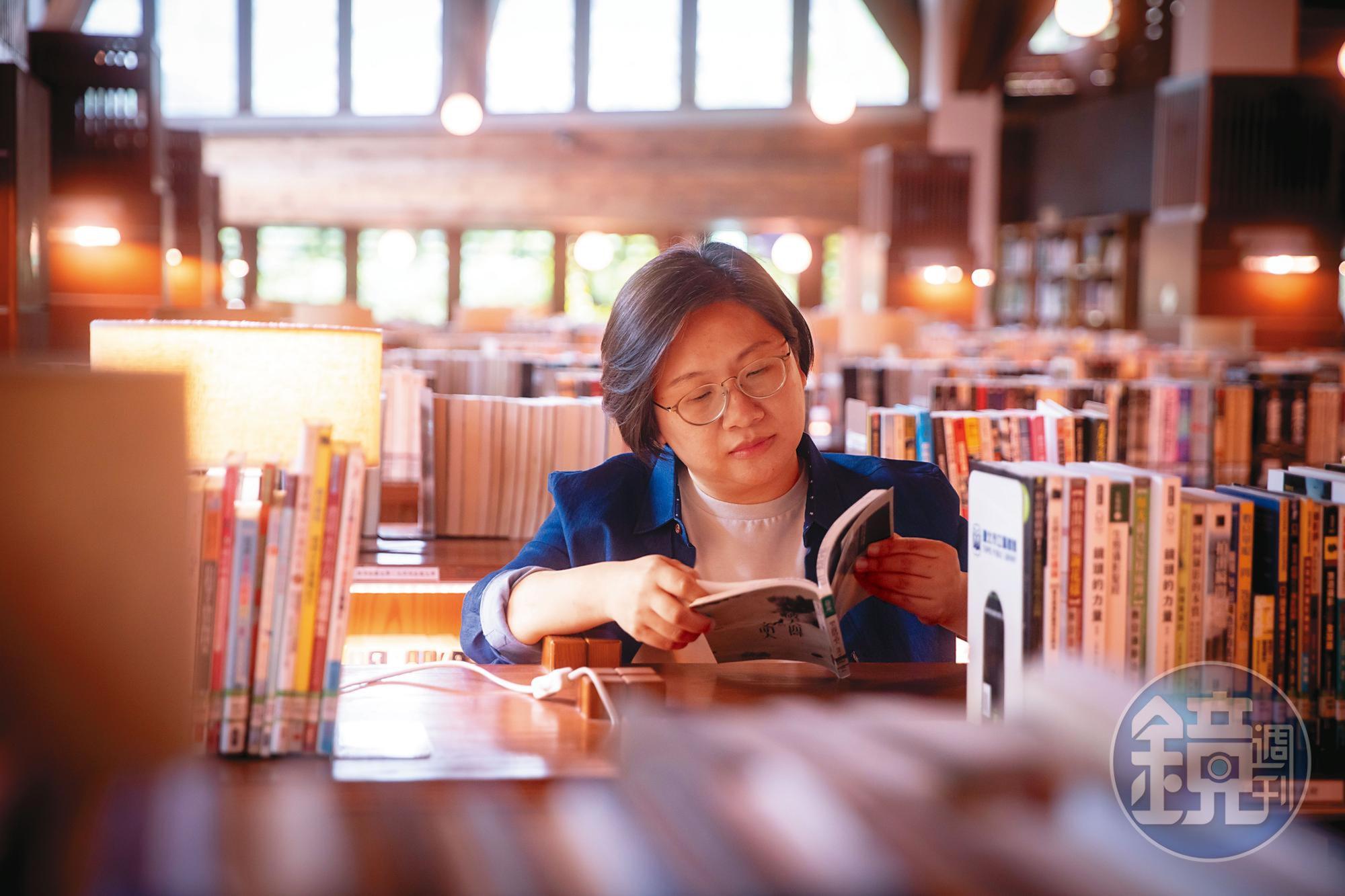 童年家境困苦,在圖書館看《亞森羅蘋全集》《吳姐姐講歷史故事》是陳培瑜的出口。