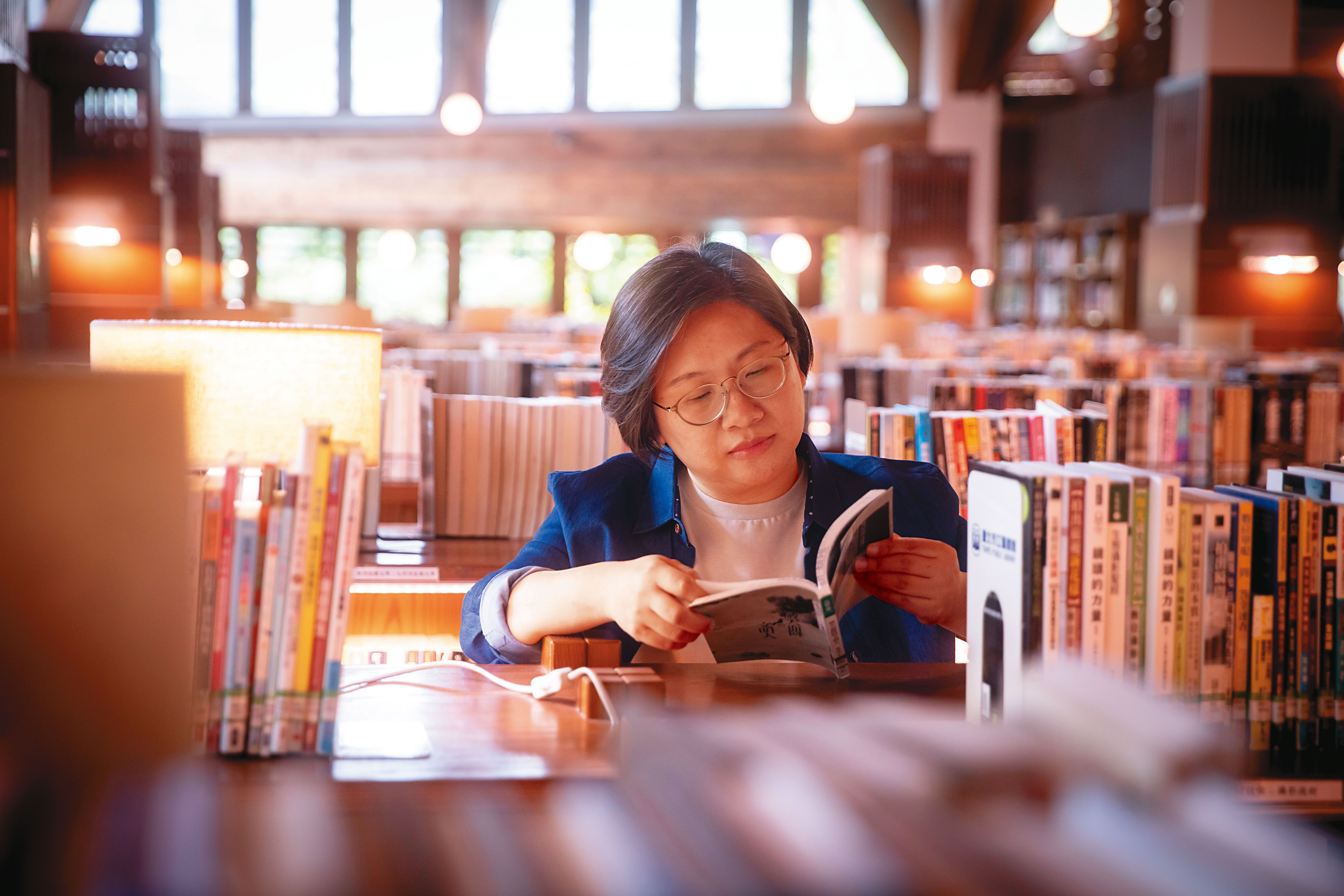 童年家境困苦,在圖書館看《亞森羅蘋全集》《吳姐姐講歷史故事》是陳培瑜的出口。