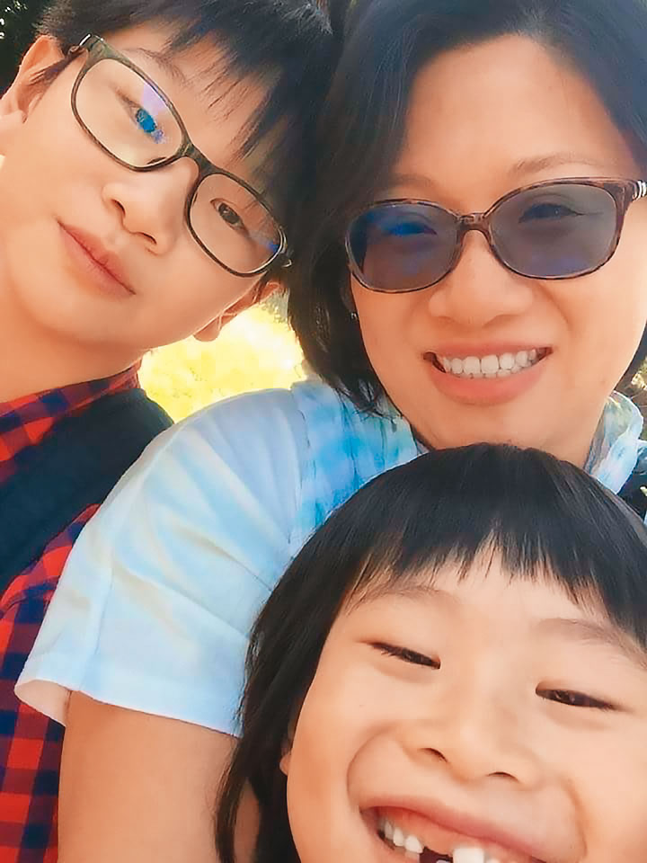 陳培瑜與2個兒子感情好,有說不完的話。(陳培瑜提供)