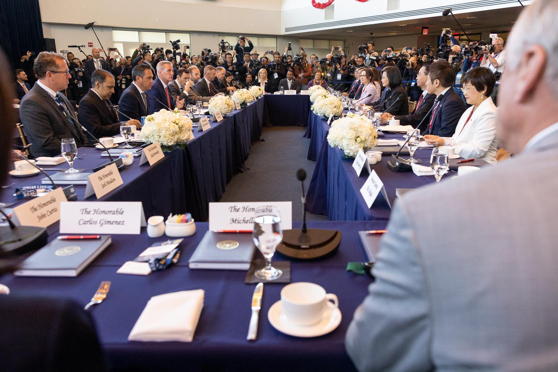 總統蔡英文會晤美國眾議院議長麥卡錫,寫下歷史性的一刻。(翻攝自@SpeakerMcCarthy推特)