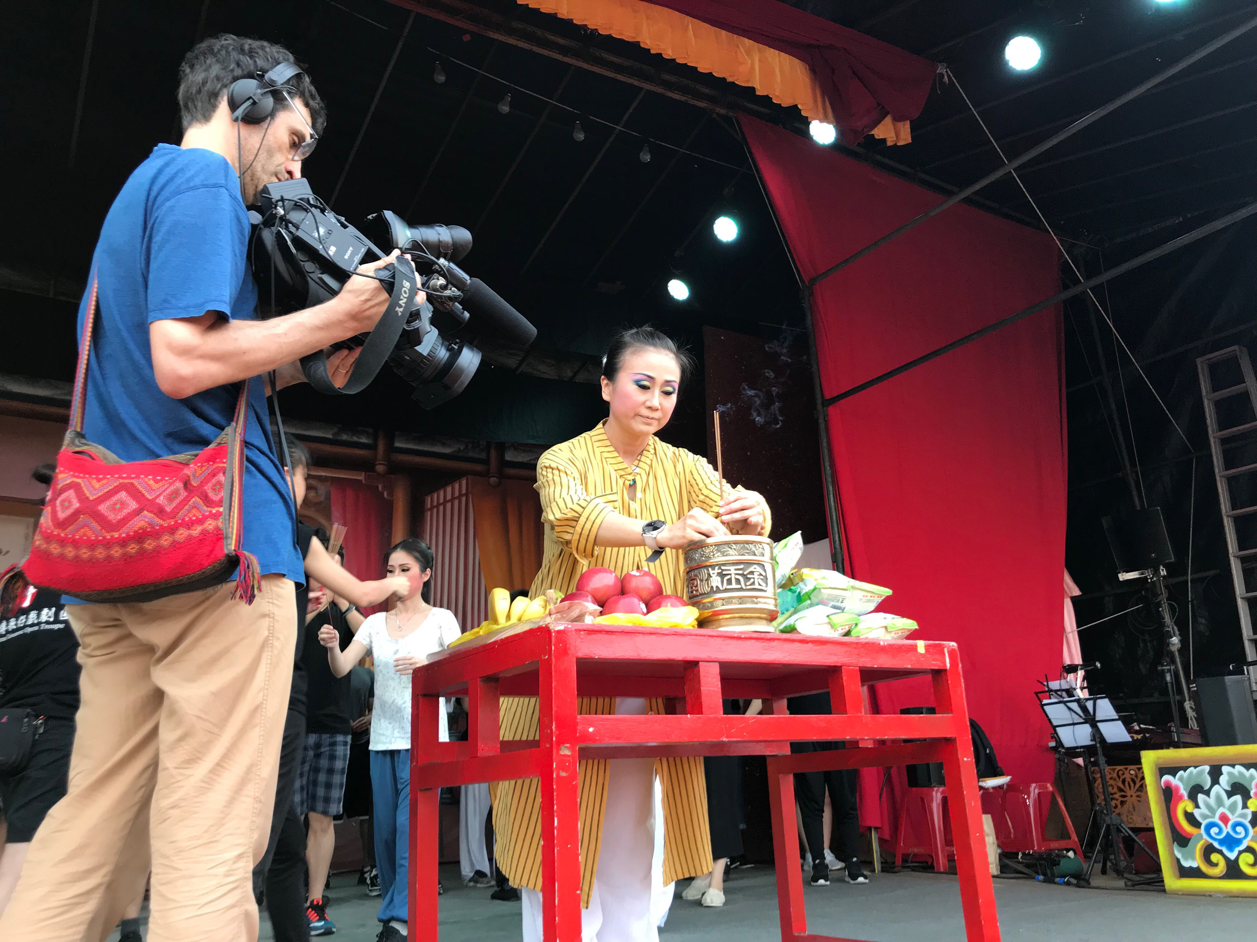 《逸心為戲》導演尚若白(左)以5年時間記錄張孟逸(右)台前幕後人生。(公視提供)