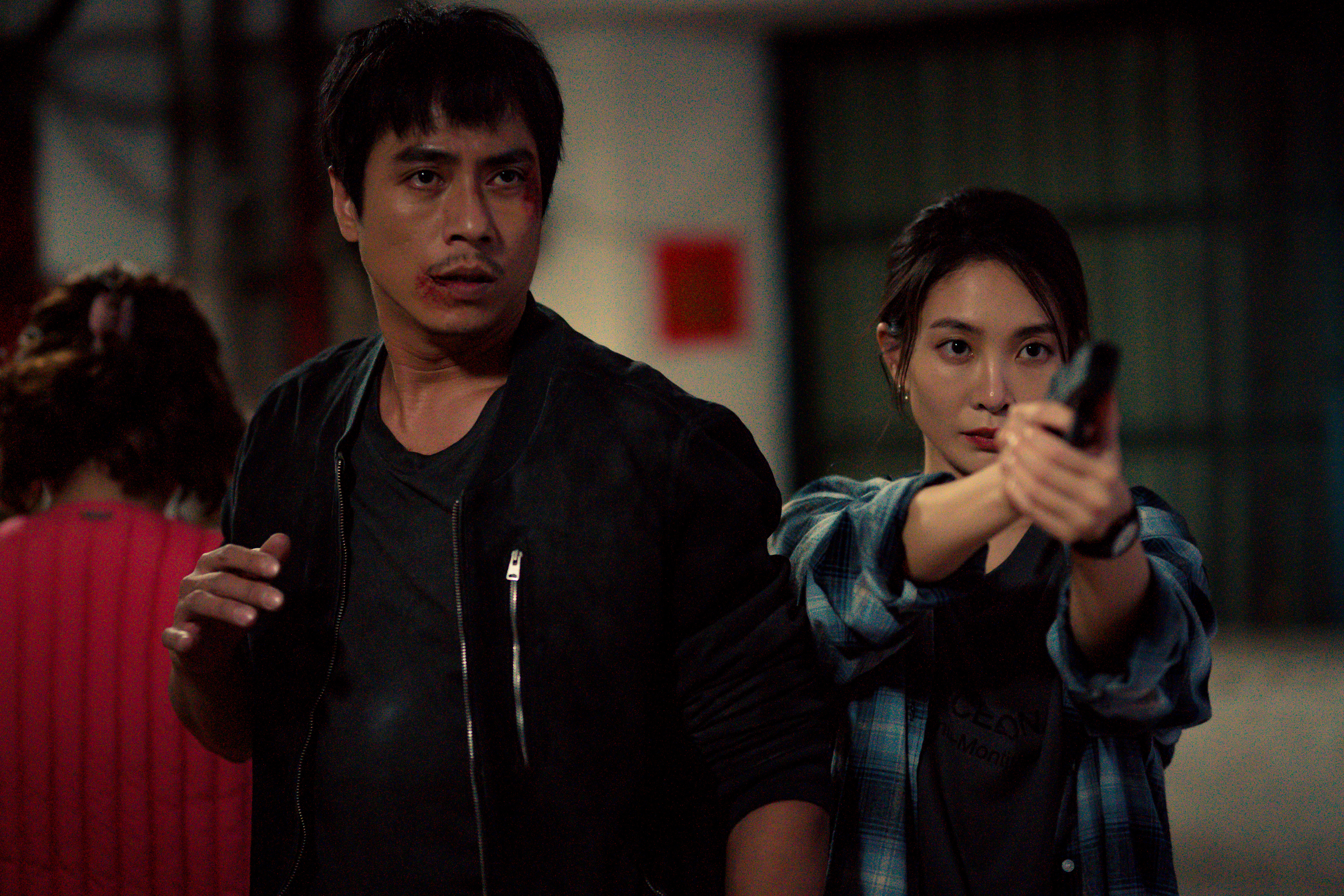 女主角李亦捷如願演出殺手角色，練槍遇阻礙懷疑自己不是當殺手的料。（公視台語台提供）