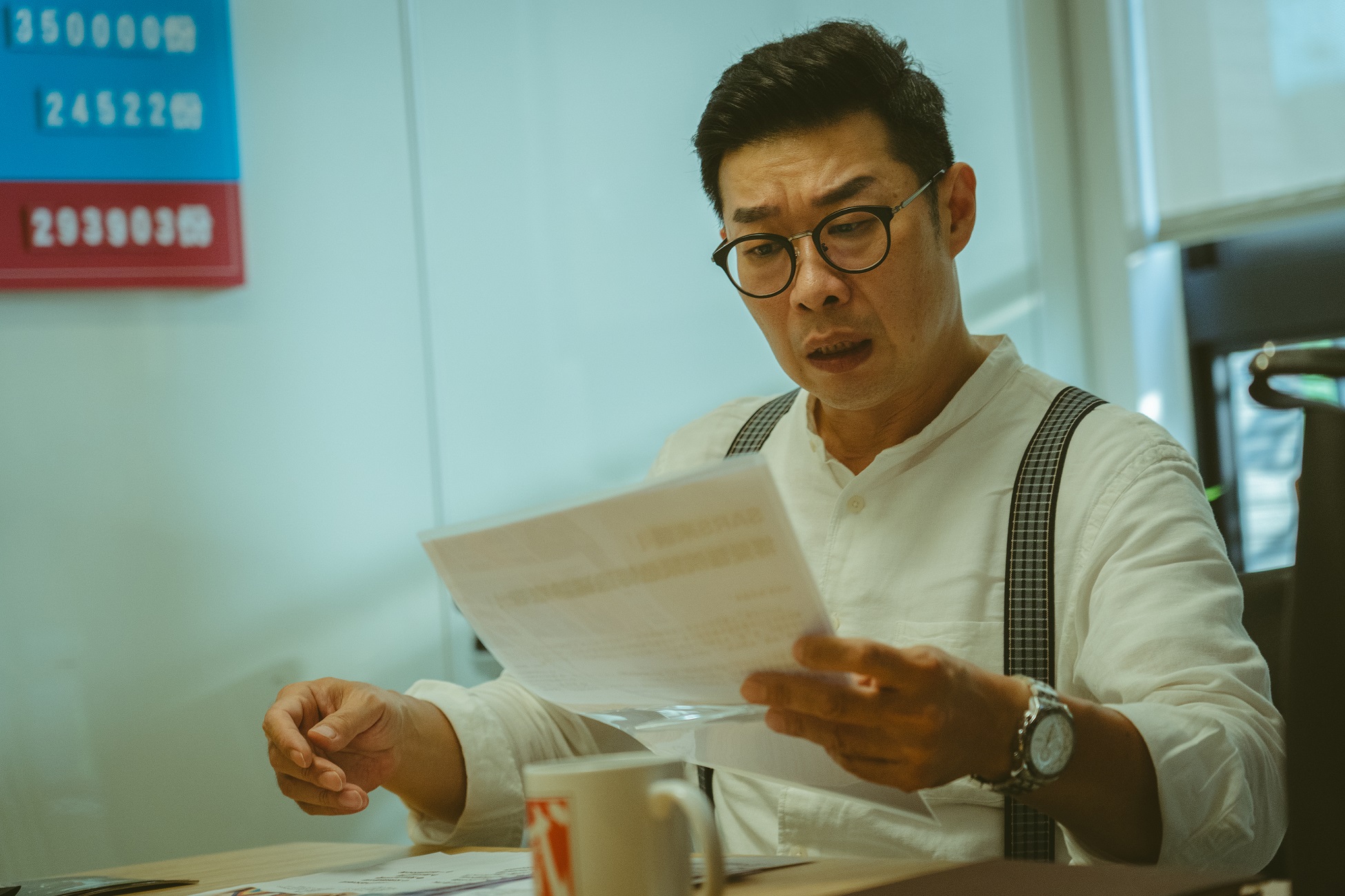 馬力歐再度出演媒體高層，這次從電視台轉戰娛樂周刊當主編。（公共電視）