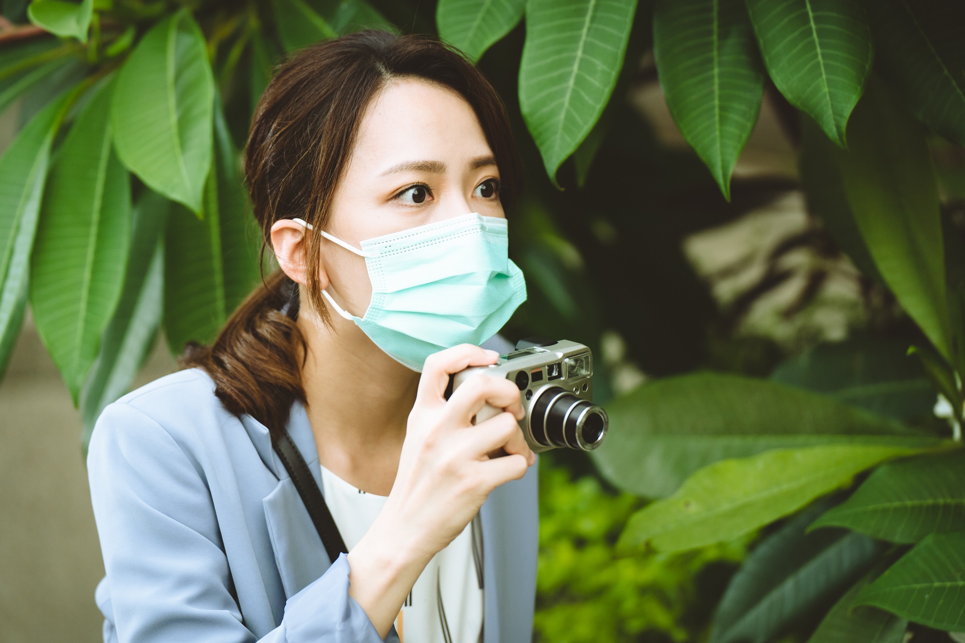 范宸菲飾演周刊記者蘇婉甄，在博愛醫院外偷拍到獨家畫面。（公共電視）
