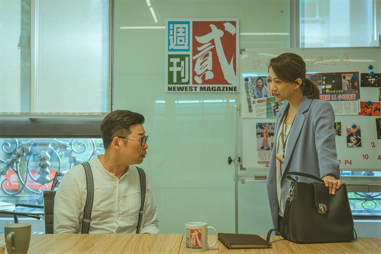 馬力歐（左）跟范宸菲（右）打賭若有拍到獨家就喊她「媽」沒想到一語成讖。（公共電視）