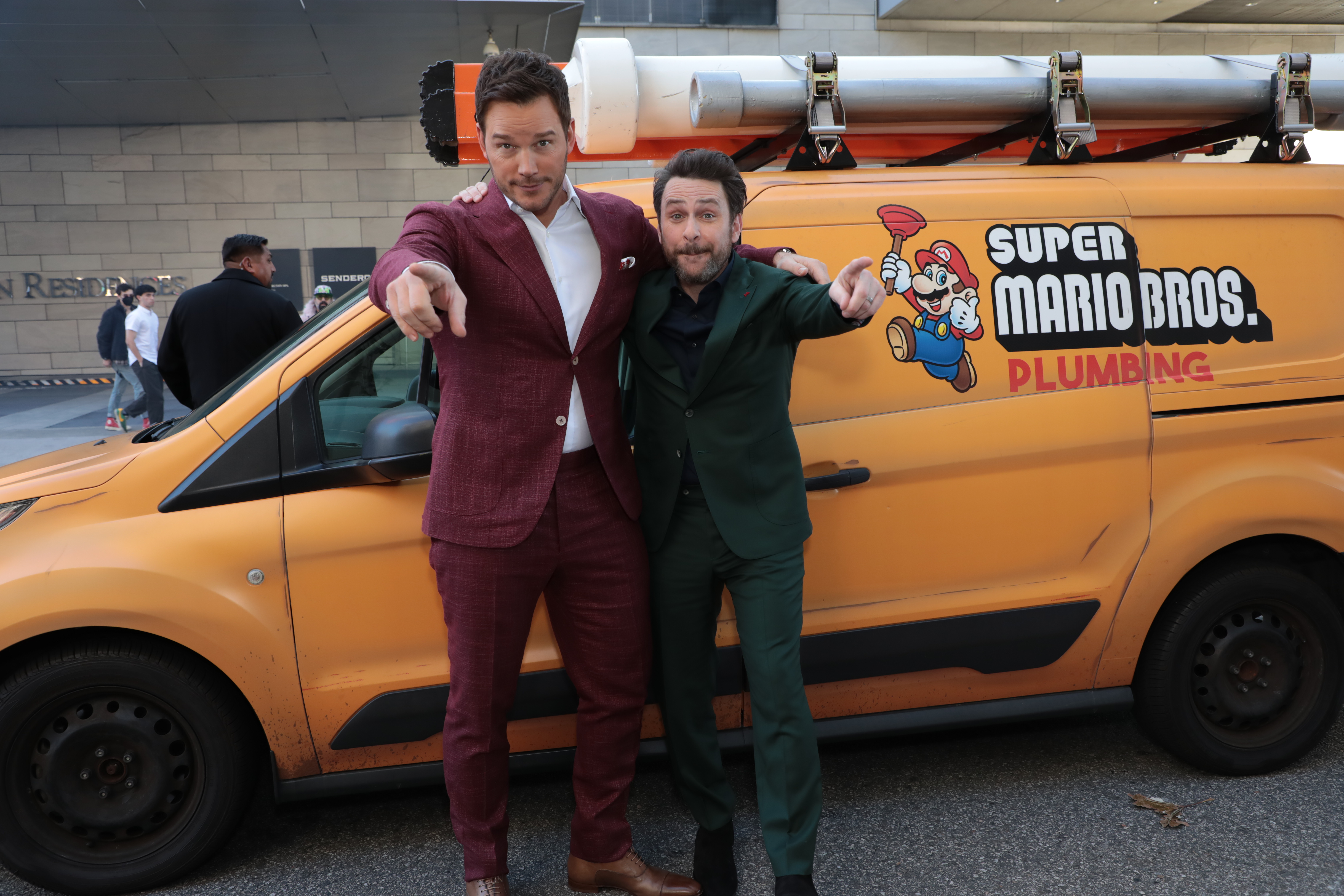 克里斯普瑞特(左)的深紅色西裝,與查理戴(右)的深綠色西裝,分別是跟電影配音的瑪利歐、路易奇的設定致敬。(UIP提供)