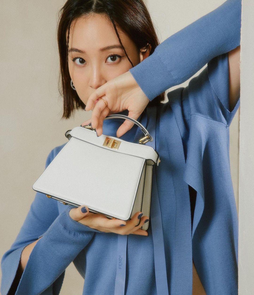 楊祐寧愛妻Melinda選用小尺寸的Peekaboo ISeeU，散發青春的氣息。〈FENDI提供〉