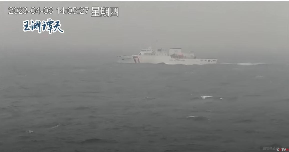 對岸海巡艦艇海峽中線附近蛇行，我海巡署船艦（圖）在現場監控。（翻攝「玉淵譚天」直播）