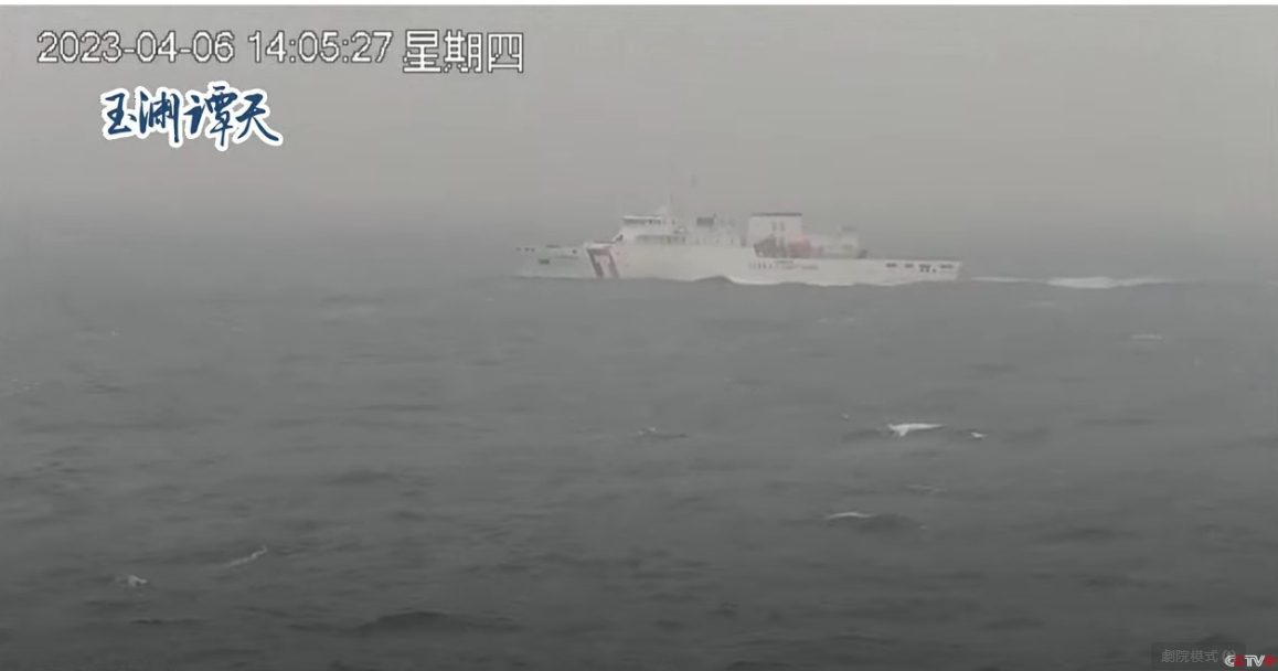 對岸海巡艦艇海峽中線附近蛇行，我海巡署船艦（圖）在現場監控。（翻攝「玉淵譚天」直播）