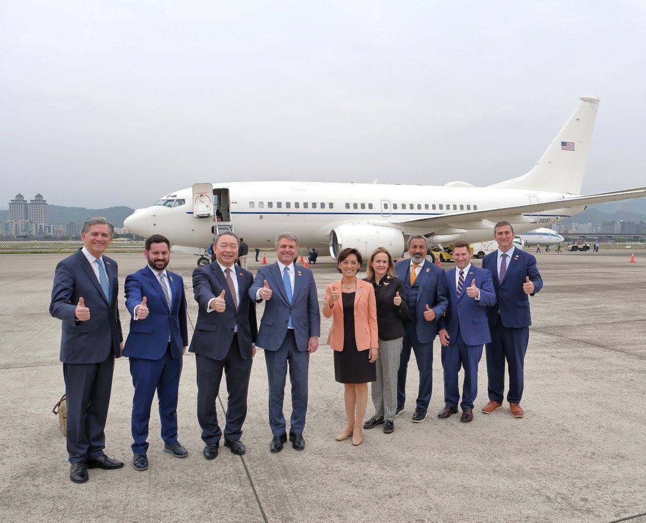美眾議院外交委員會訪團抵台，由左至右為眾議員希爾、眾議員羅勒、外交部常務次長俞大㵢、主席麥考爾、主席金映玉、眾議員汀恩、首席議員貝拉、副黨鞭瑞森紹爾以及眾議員莫倫。（外交部提供）