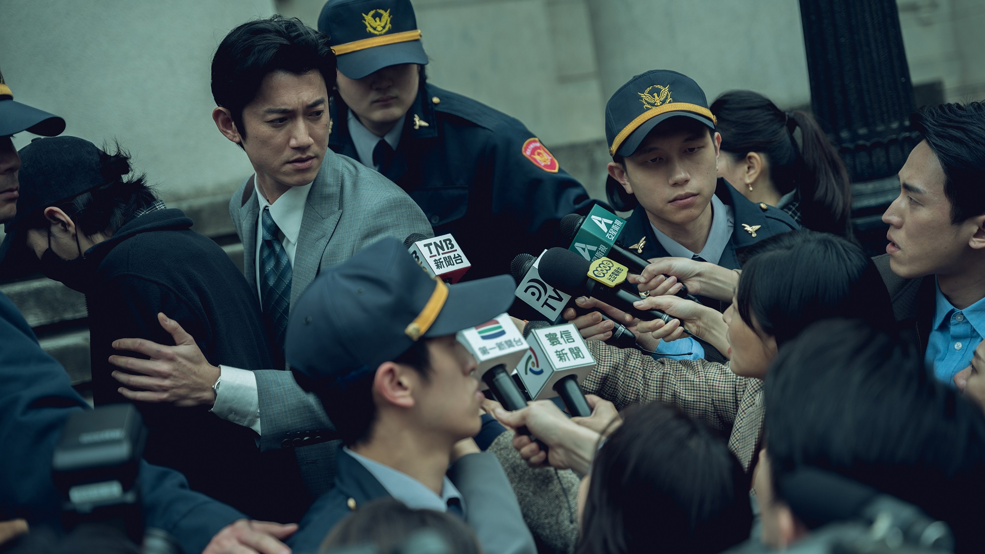 《模仿犯》對媒體追逐新聞的亂象充滿評判。(Netflix提供)