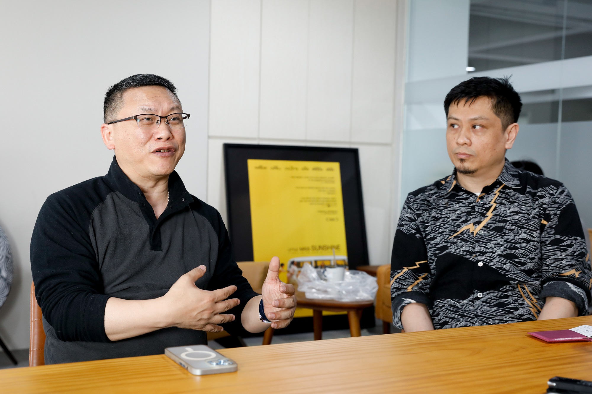 《模仿犯》原著小說書中，媒體追逐新聞對社會帶來的影響，讓湯昇榮（左）與何昕明（右）對很有感。