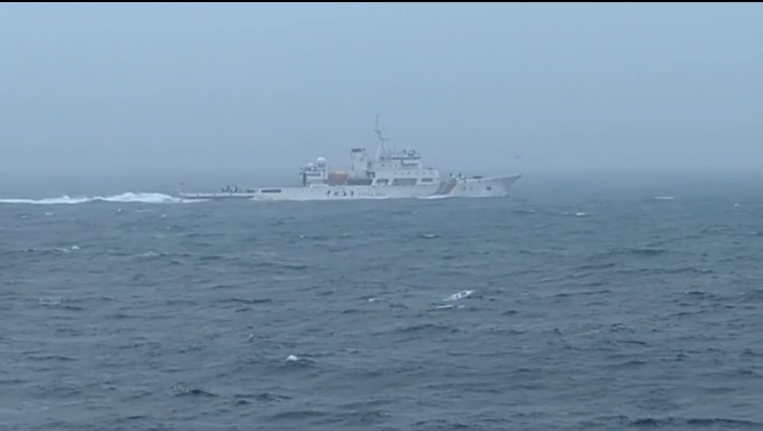 中國「海巡06」救助船行動即轉趨活躍，海巡署派遣海巡艦全程緊盯。（海巡署提供）