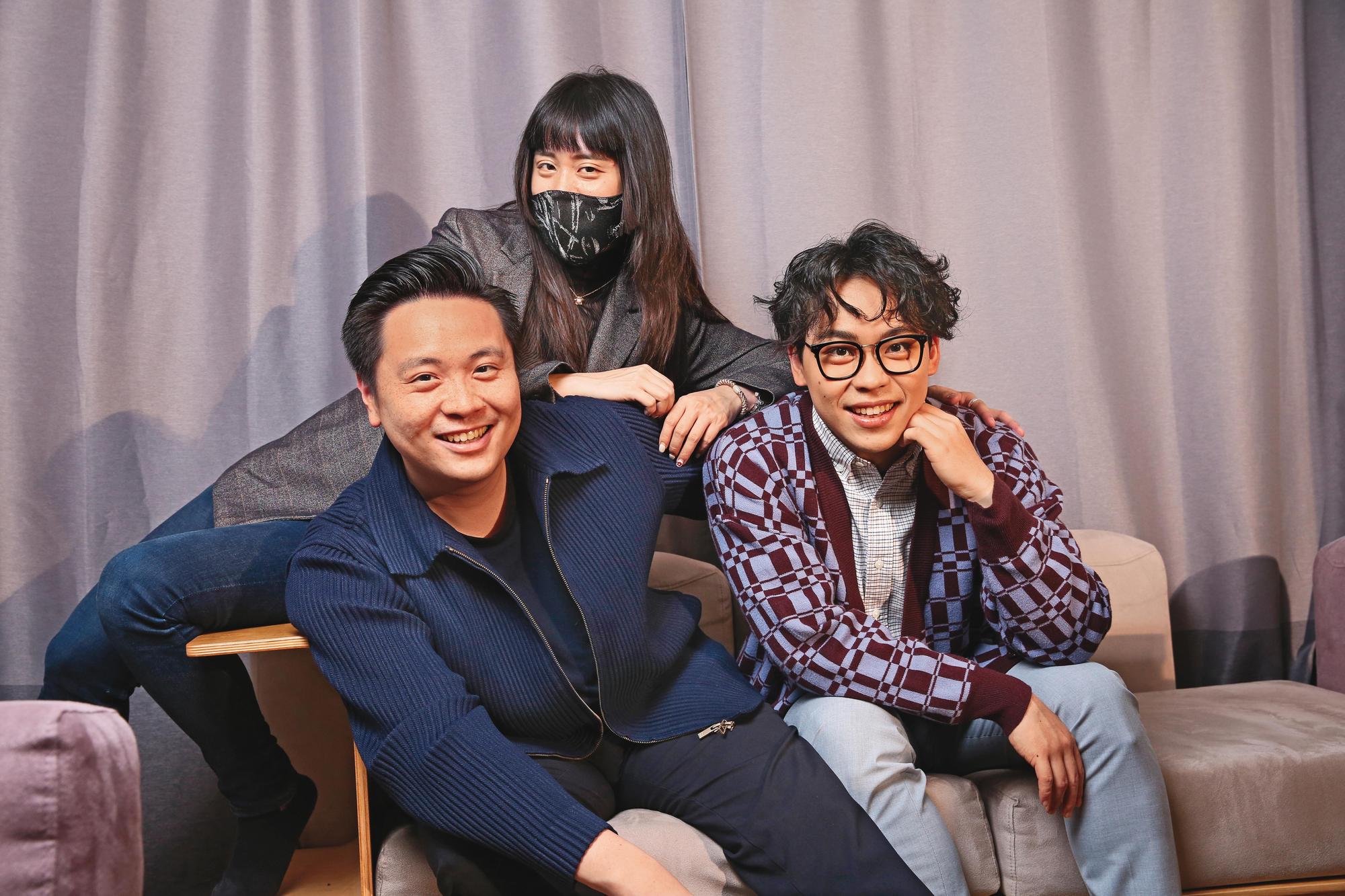 薩泰爾娛樂執行長潘瑋翔(前排左)、薩泰爾娛樂共同創辦人鄭晴元(中)及喜劇演員賀瓏。