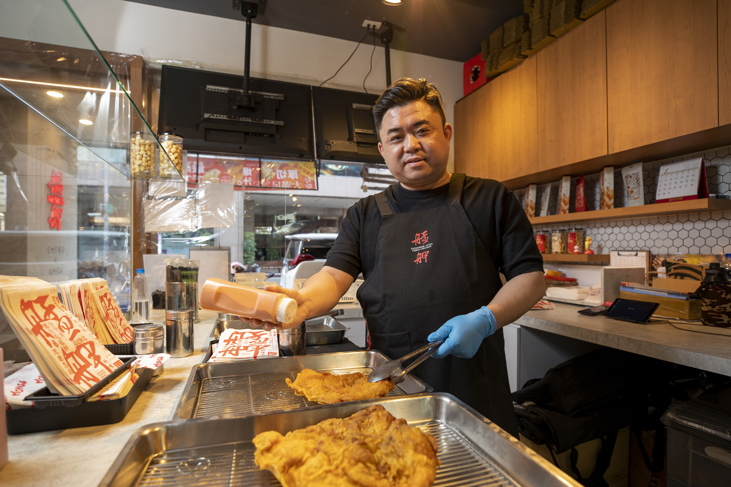 學餐飲出身的劉明道，因為愛吃炸物，選擇賣雞排創業，8年前創立艋舺ㄟ雞排。