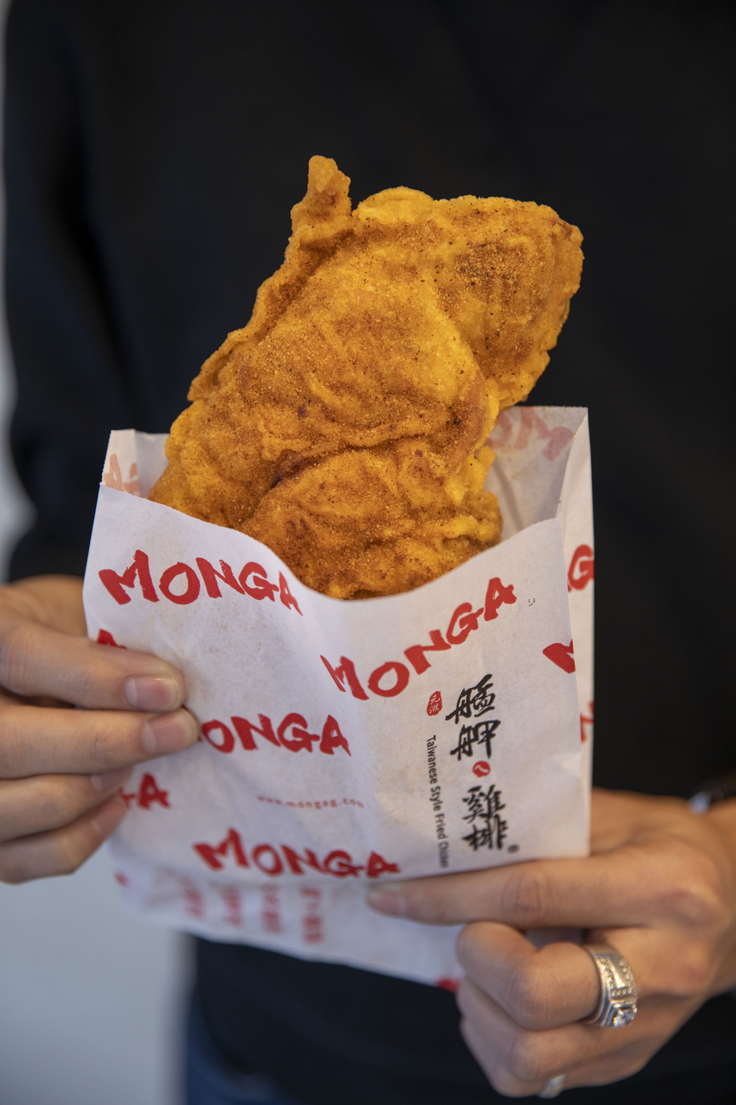 辣妹雞排特別選用以大天椒為底的獨家辣椒粉，香氣濃郁、辣度適中。
