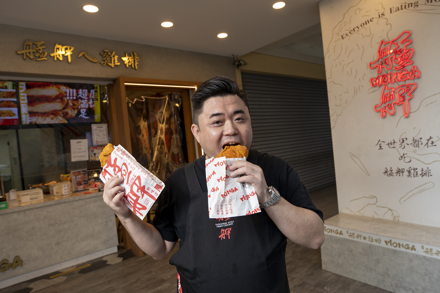 學餐飲出身的劉明道，因為愛吃炸物，選擇賣雞排創業，8年前創立艋舺ㄟ雞排。