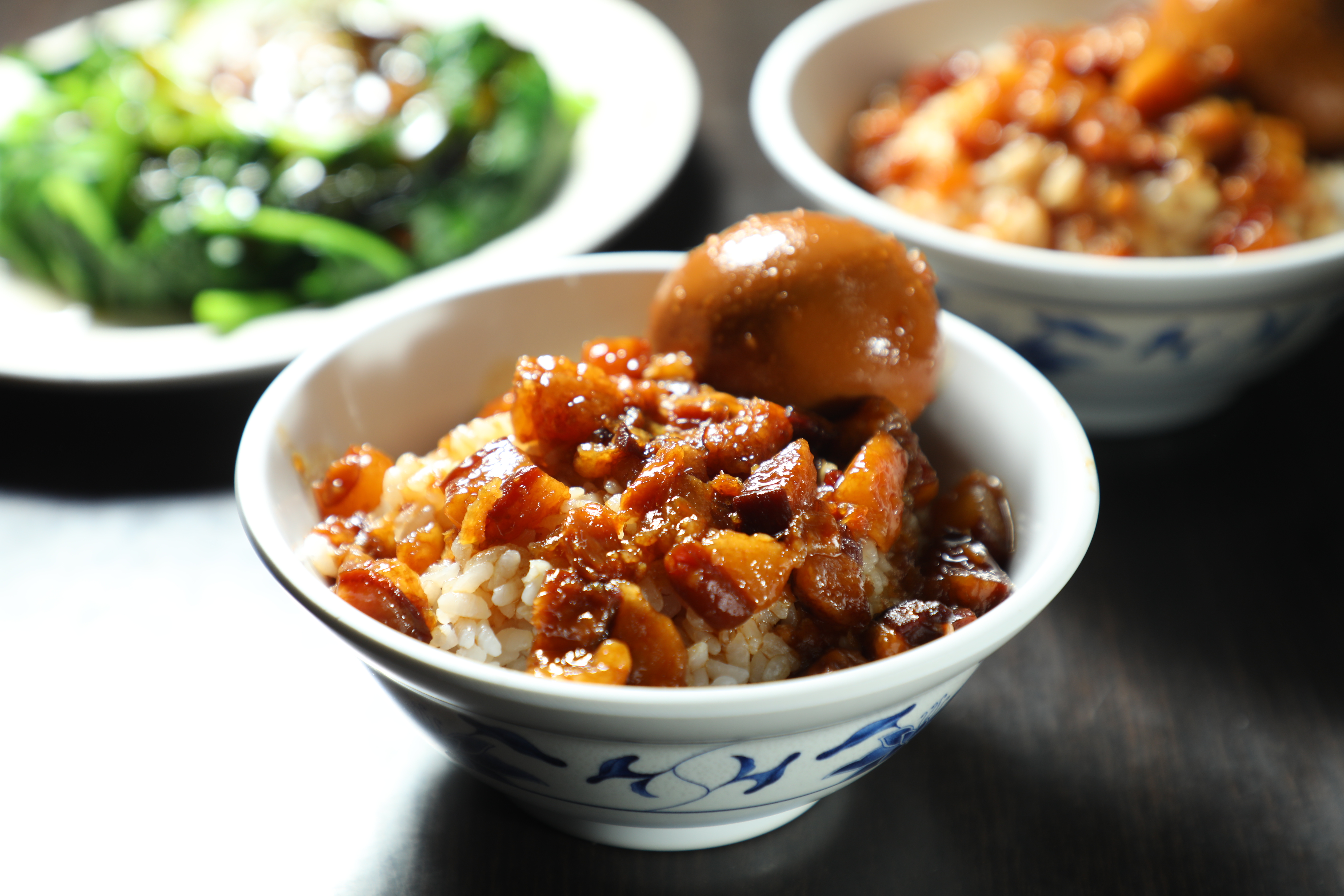 羊肉湯店「賴岡山羊肉」的「滷肉飯」，噴香黏嘴、膠質豐厚，水準完全不輸專賣店。（30元／小碗）