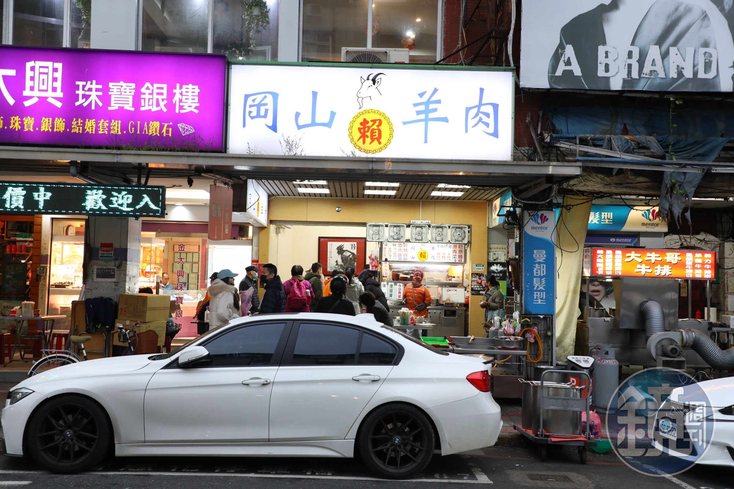 「賴岡山羊肉」開業20多年,從騎樓下小攤子,到現在有明亮店面,座位數也變多。