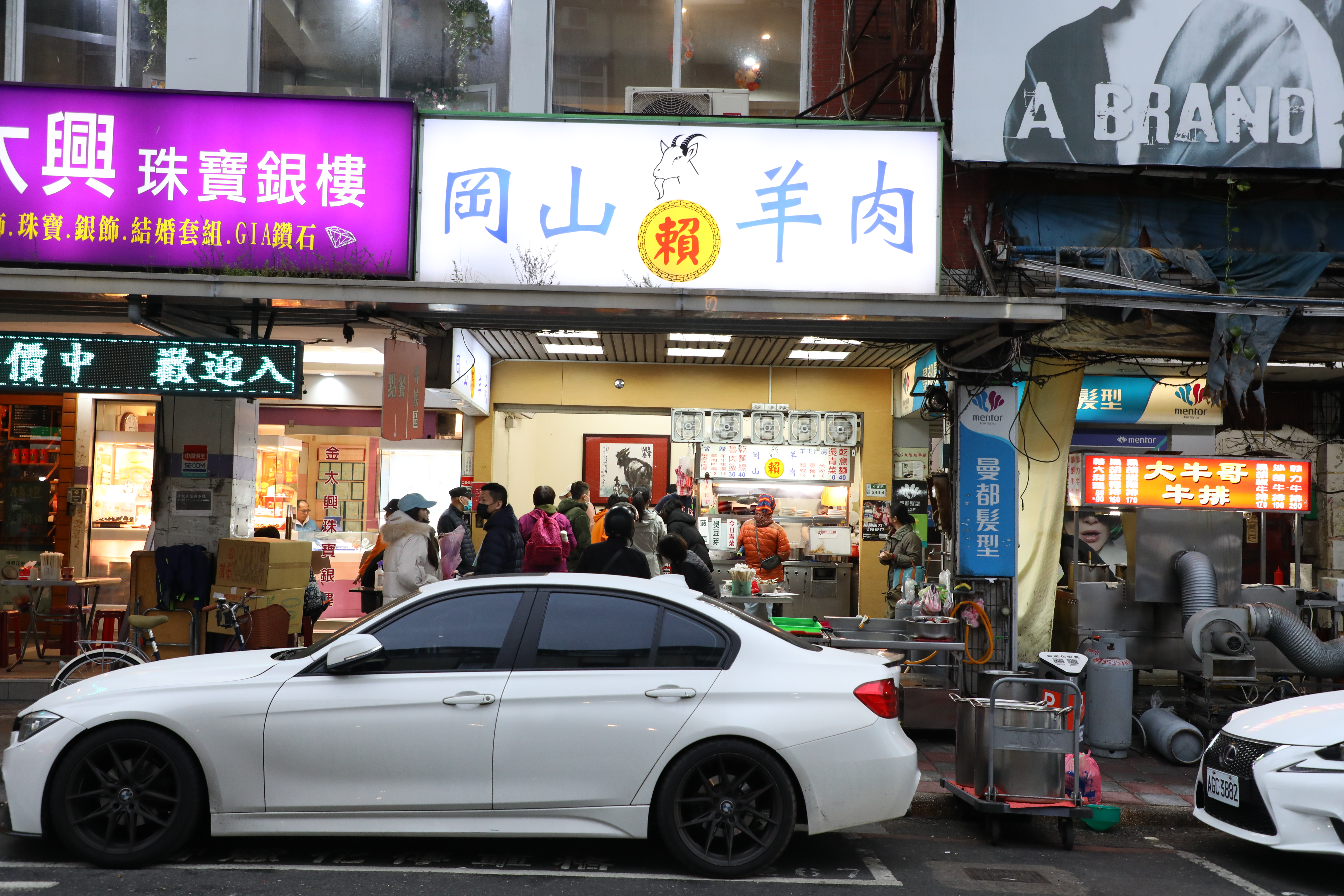 「賴岡山羊肉」開業20多年,從騎樓下小攤子,到現在有明亮店面,座位數也變多。