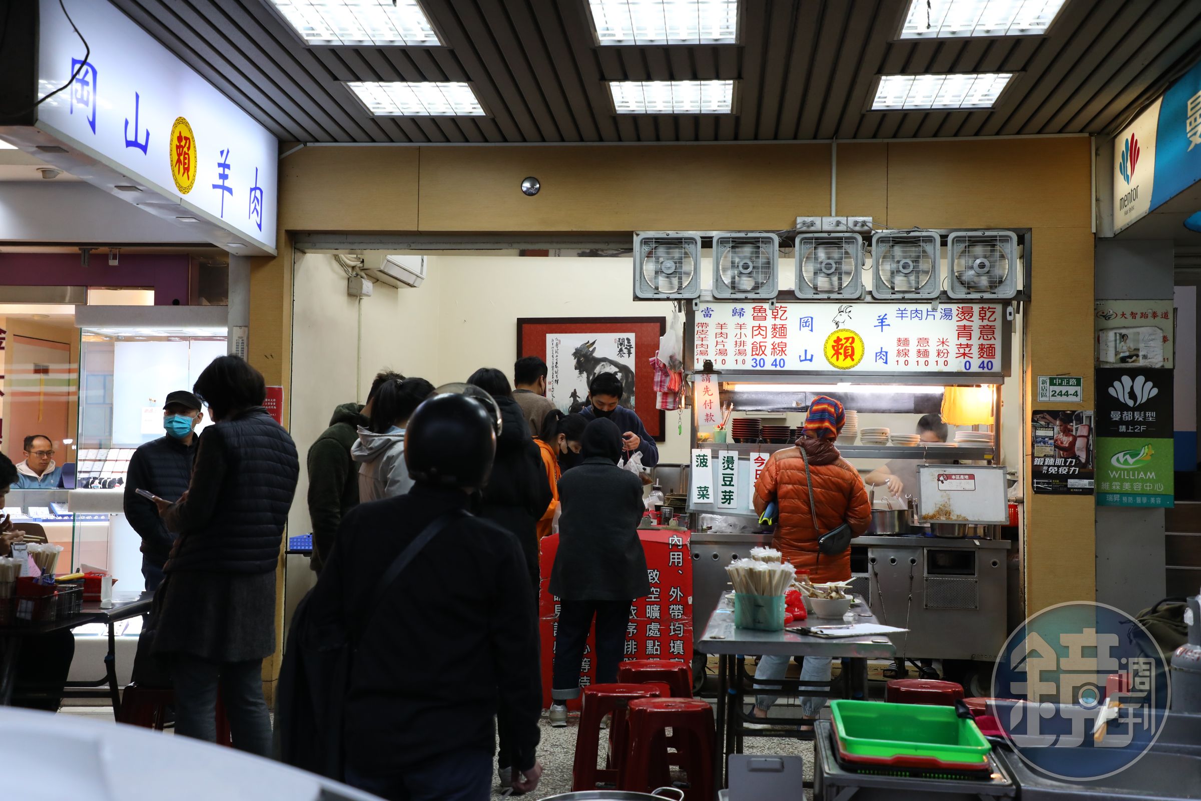 小吃料理頗受新店在地人歡迎,攤子前時常大排長龍。