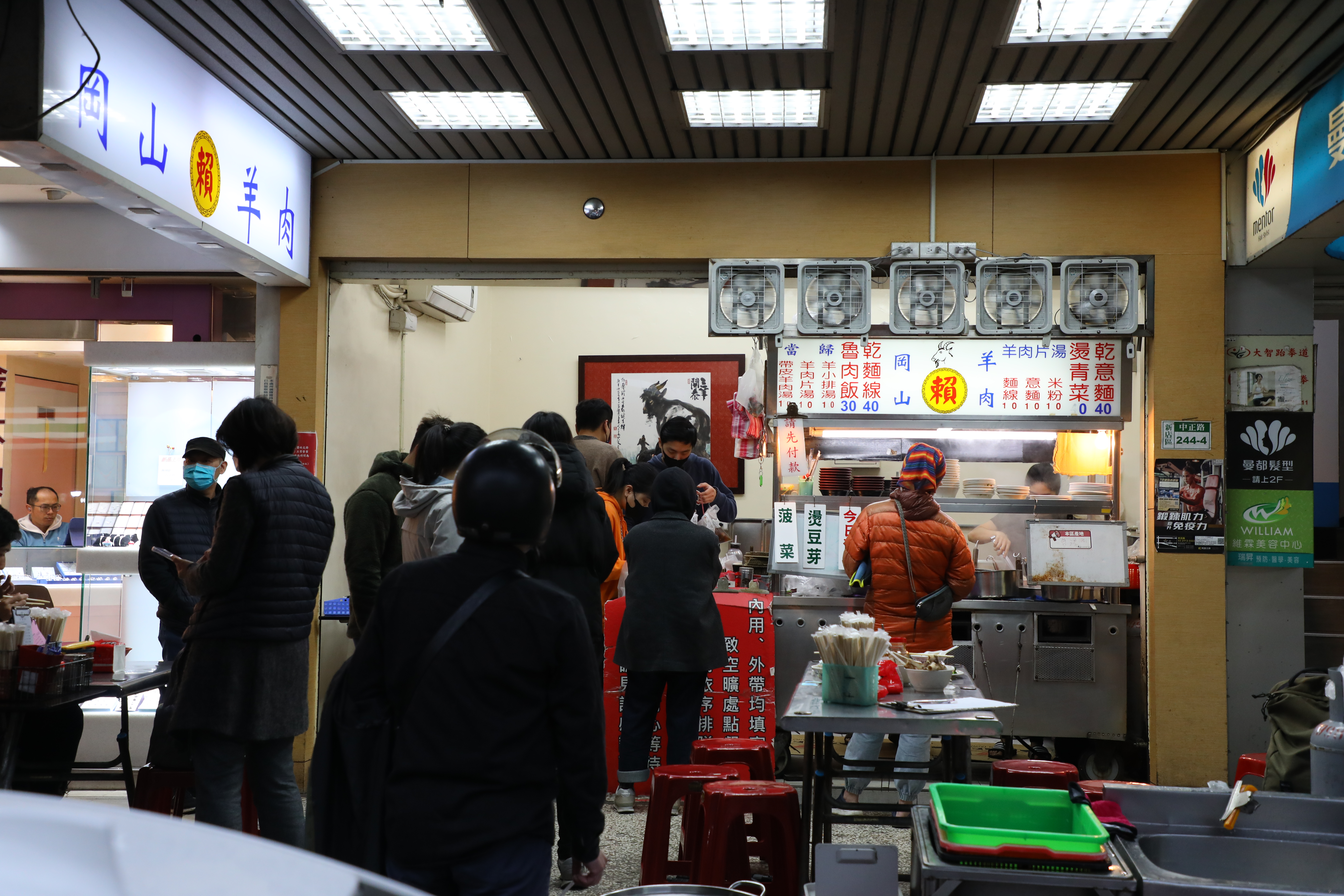 小吃料理頗受新店在地人歡迎,攤子前時常大排長龍。