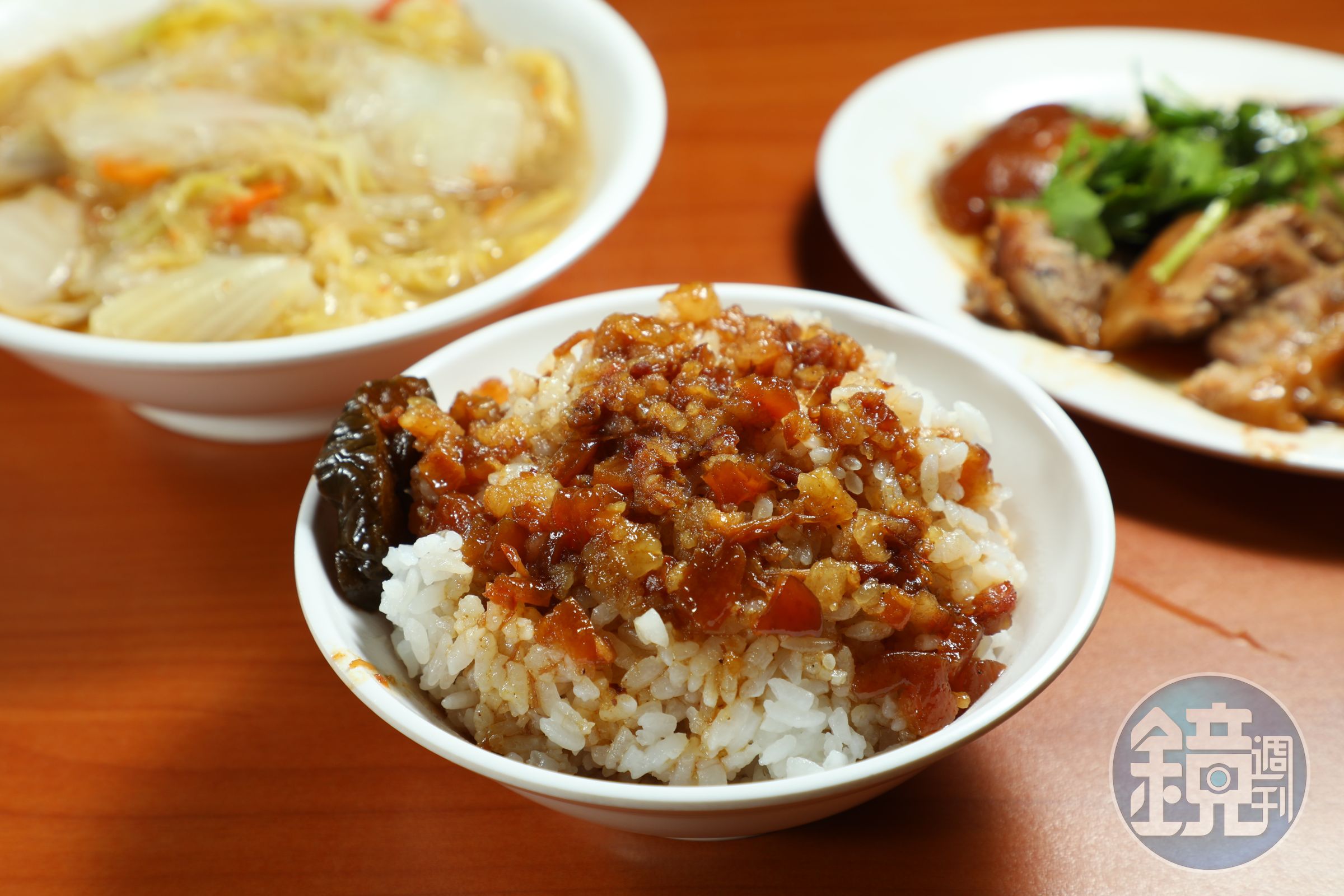 「黃記魯肉飯」是台北晴光商圈裡,人氣爆棚的小吃店,曾獲得「亞洲50大最佳餐廳」的「亞洲之粹」獎項。