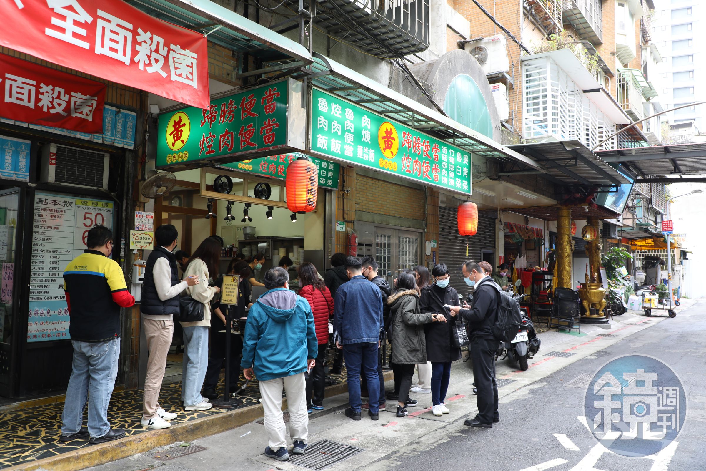 「黃記魯肉飯」是台北晴光商圈裡的排隊名店,頗受附近上班族歡迎。