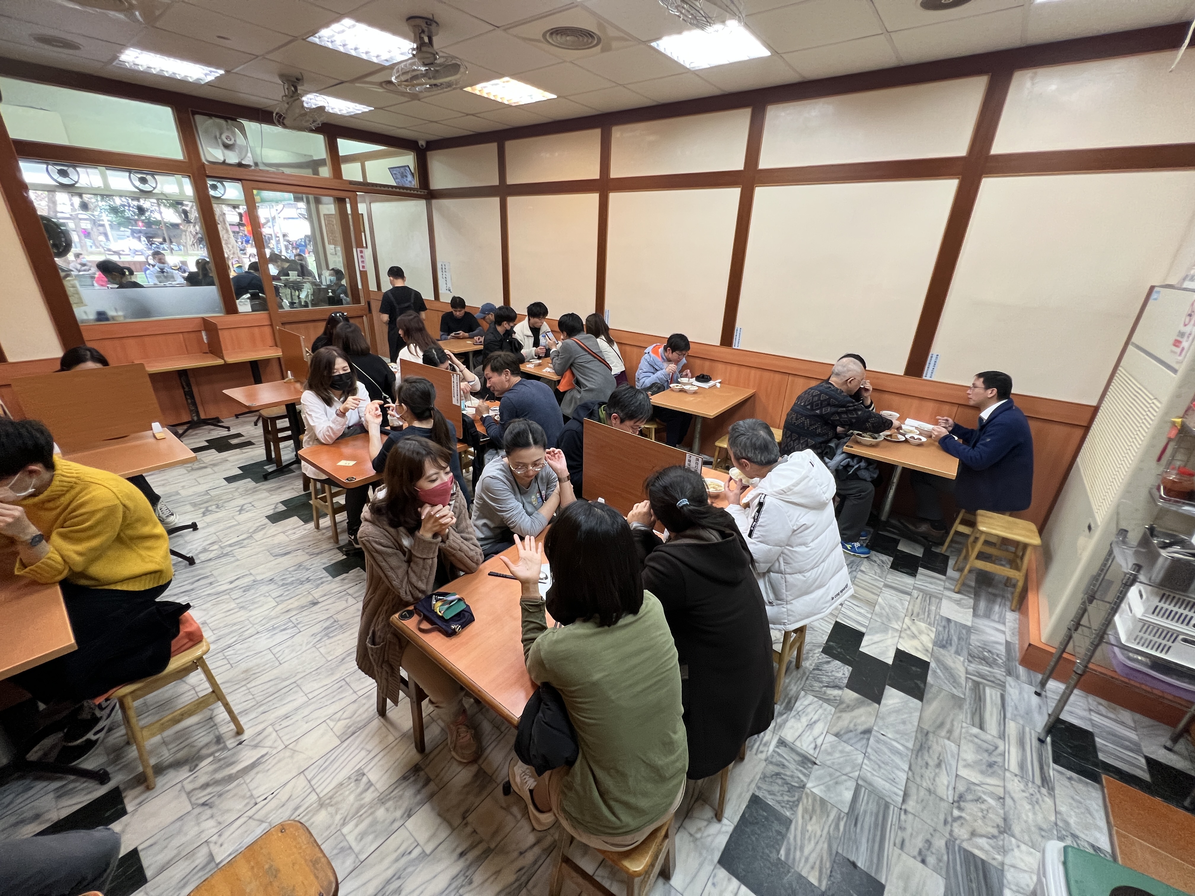 店內座位已經不少,午餐時段還是時常一位難求。