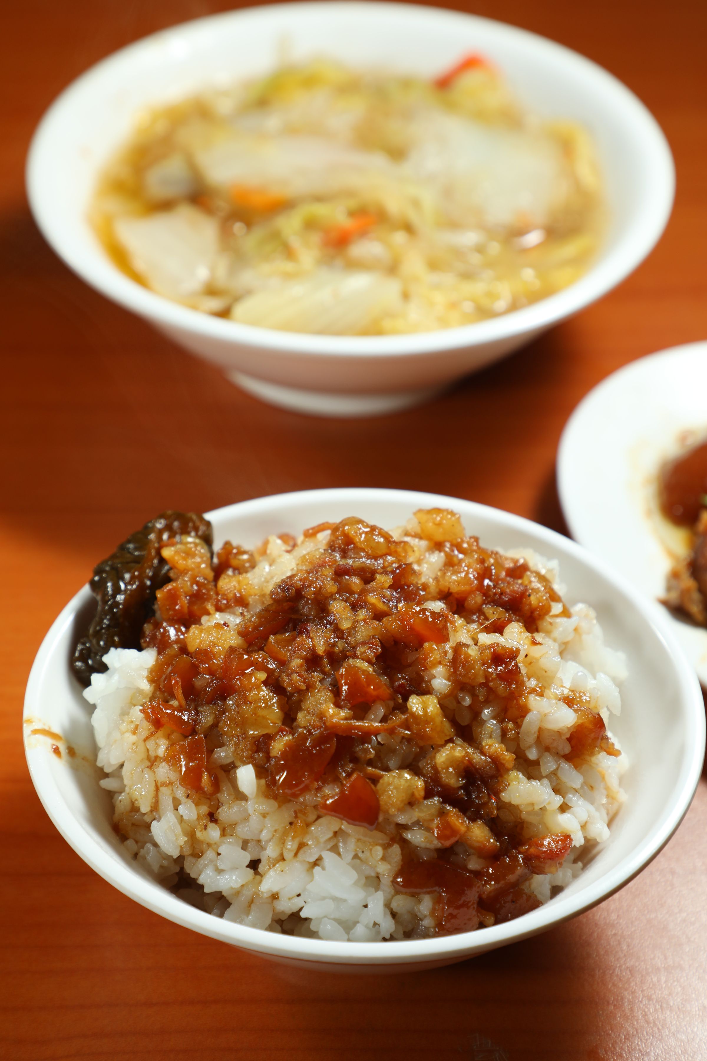 黃記魯肉飯的「滷肉飯」(前,30元/小碗),肥瘦比約8:2,兼具黏嘴膠質和肉香,米飯較乾鬆;「滷白菜」(後,50元╱份)很有辦桌菜的fu。